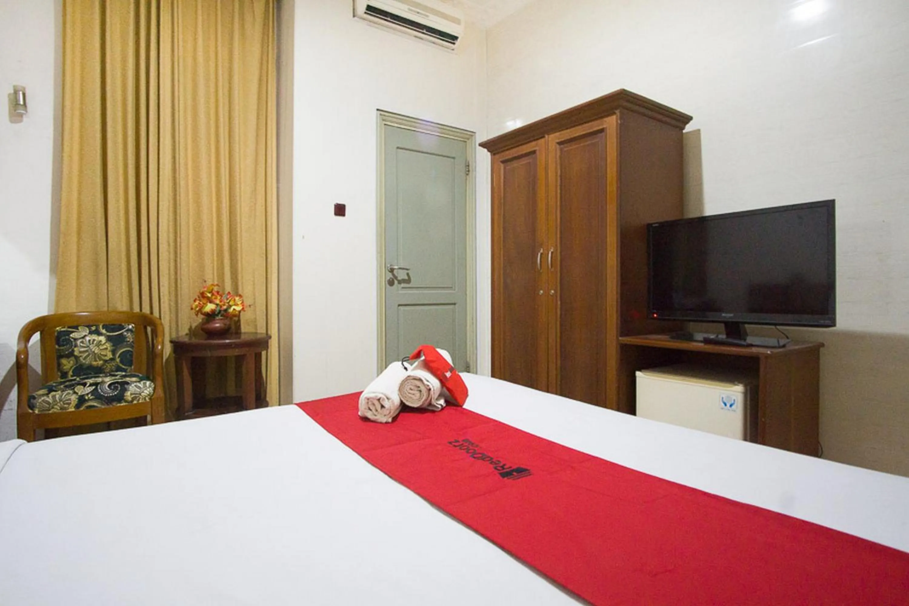 Bedroom, Bed in RedDoorz near Pantai Falajawa Kota Ternate