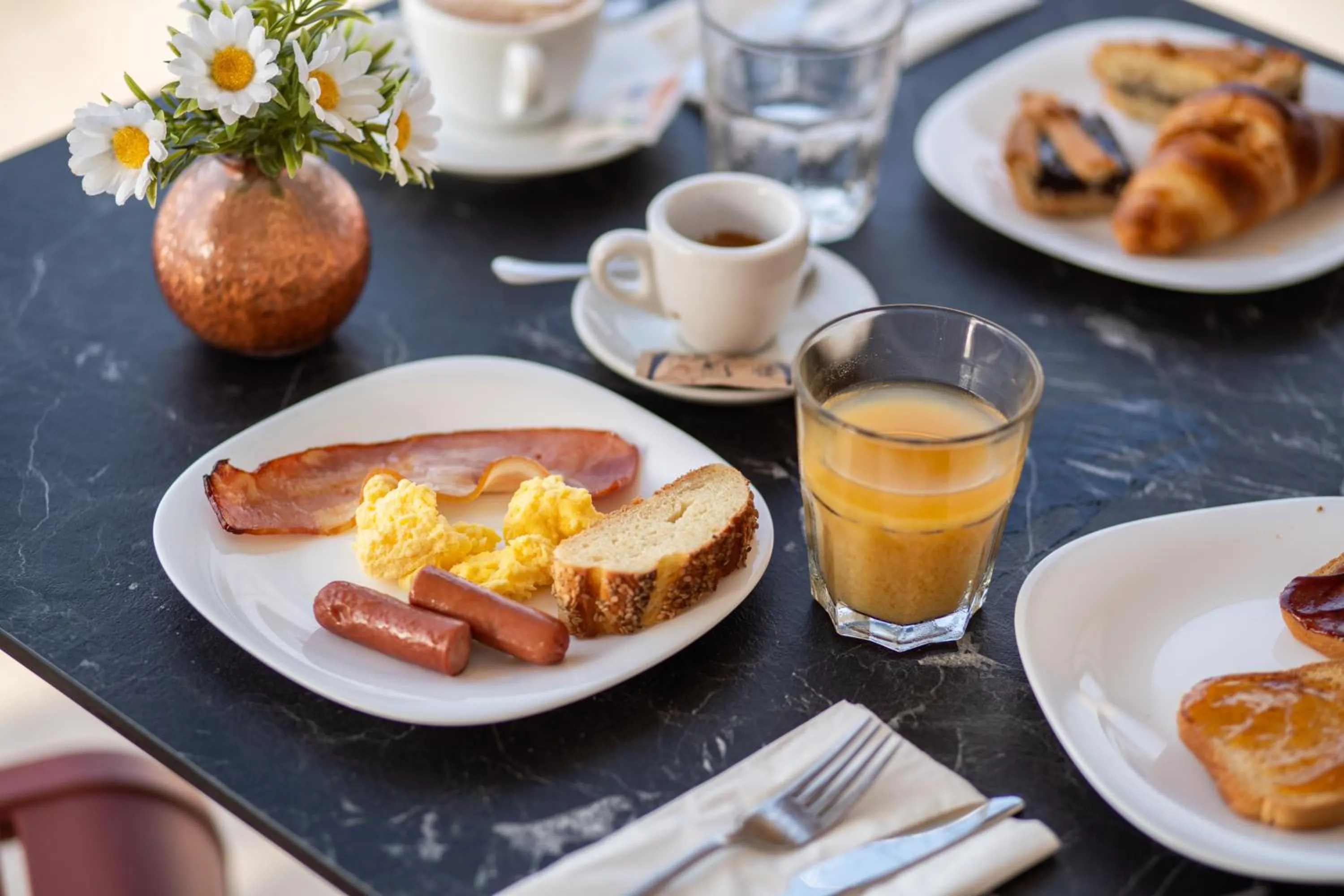 Restaurant/places to eat in Santa Monica Resort