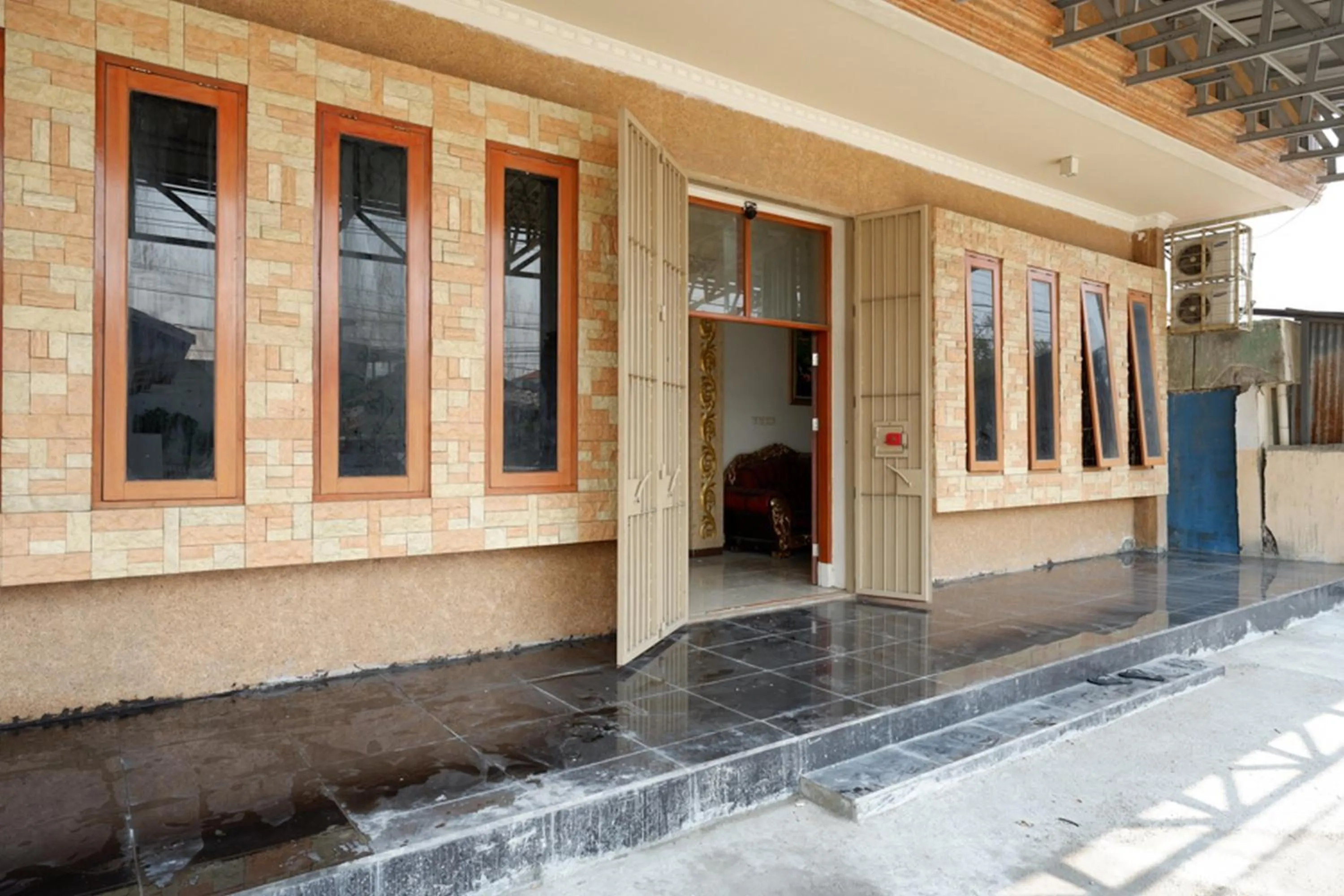 Facade/entrance in RedDoorz @ Jalan Pattimura Palu