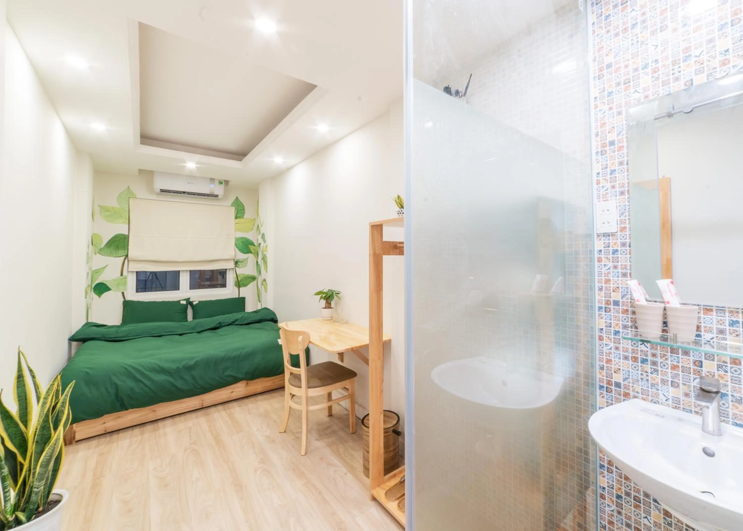 Bathroom, Bed in Graffiti Hotel