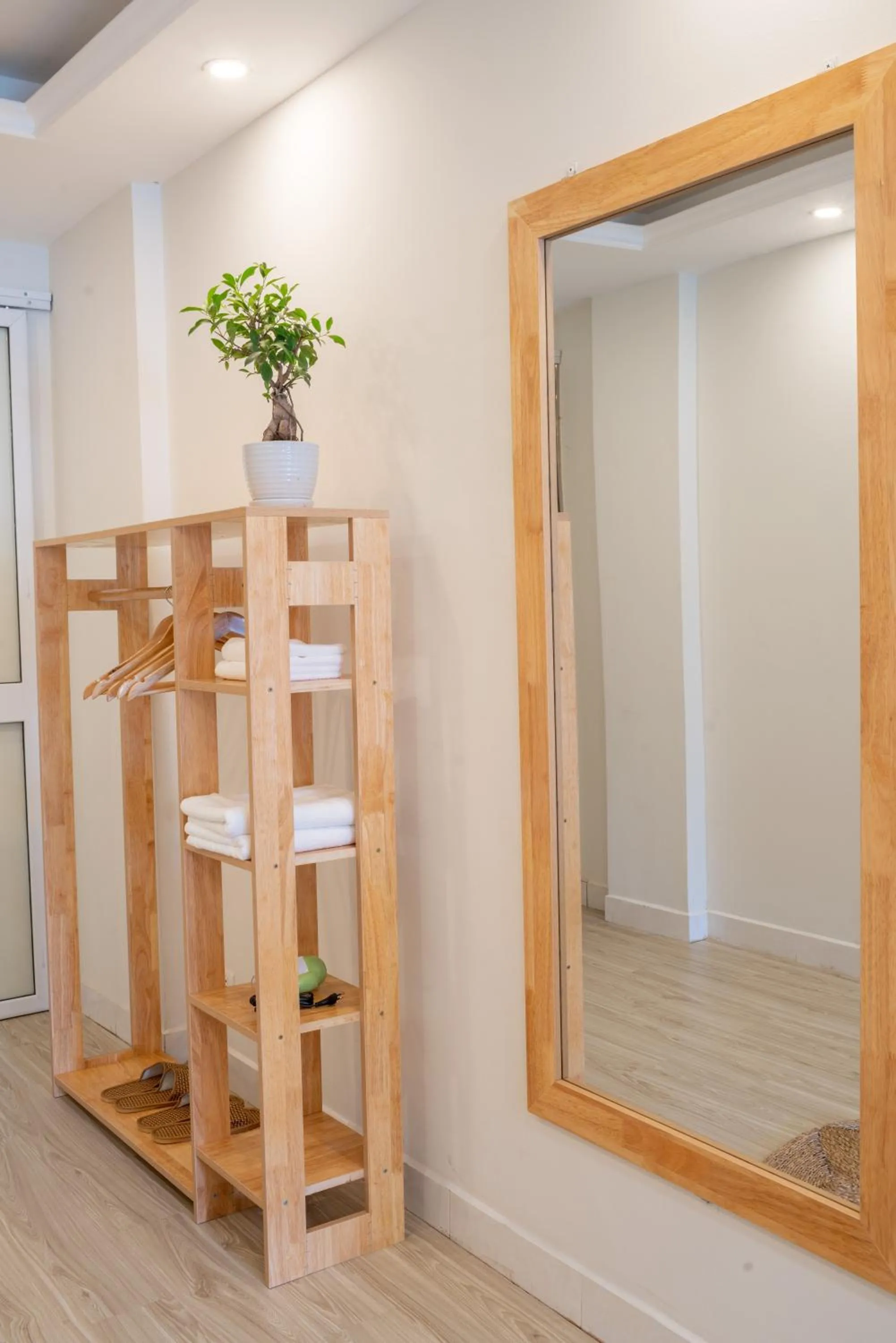 wardrobe, Bed in Graffiti Hotel