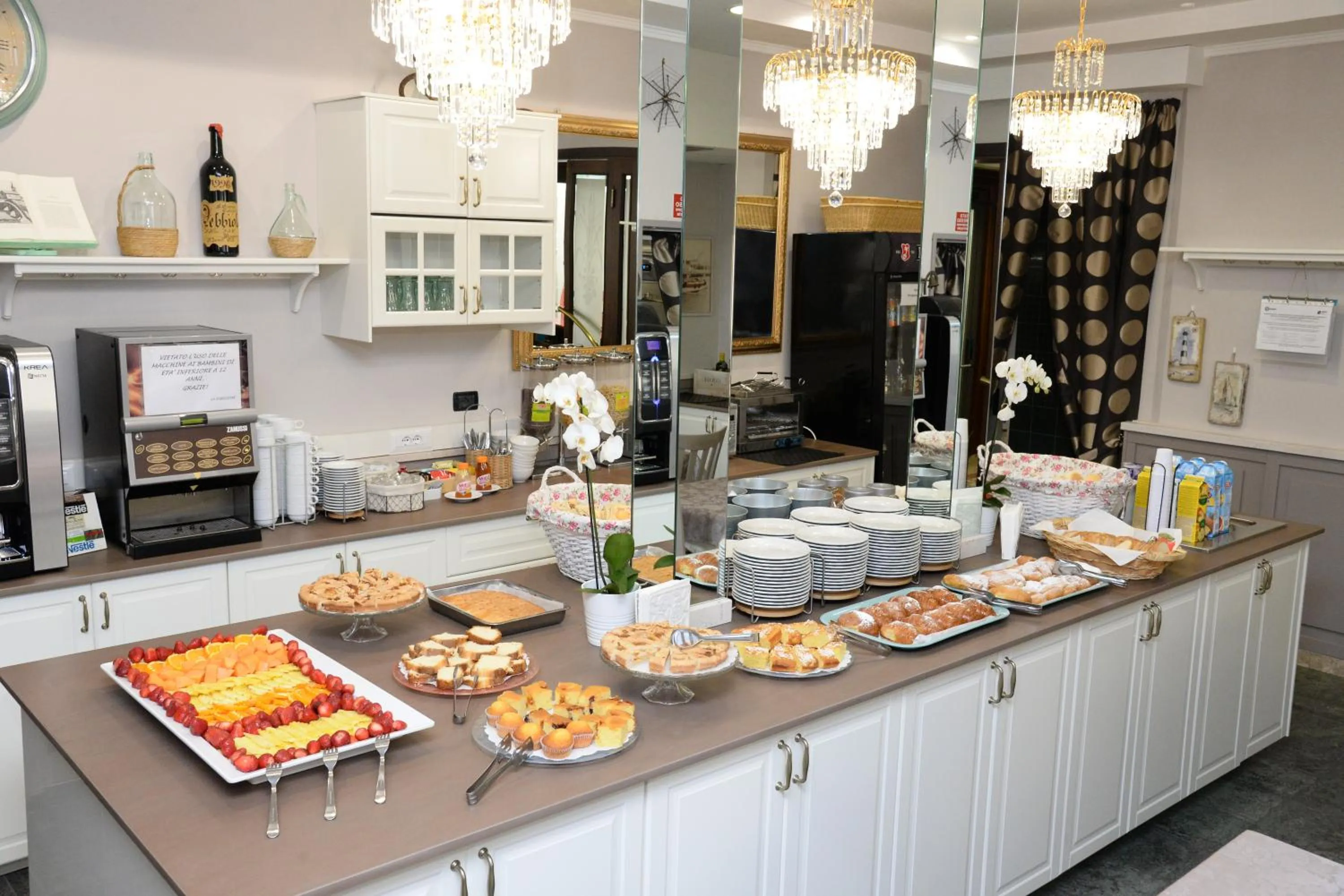 Buffet breakfast in Hotel Al Ragno