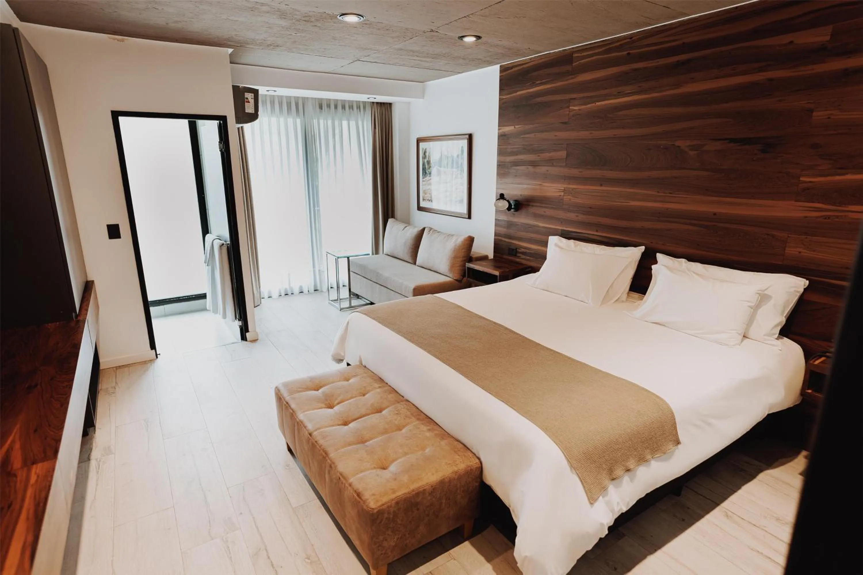 Photo of the whole room, Bed in La Urumpta Hotel, AKEN MIND