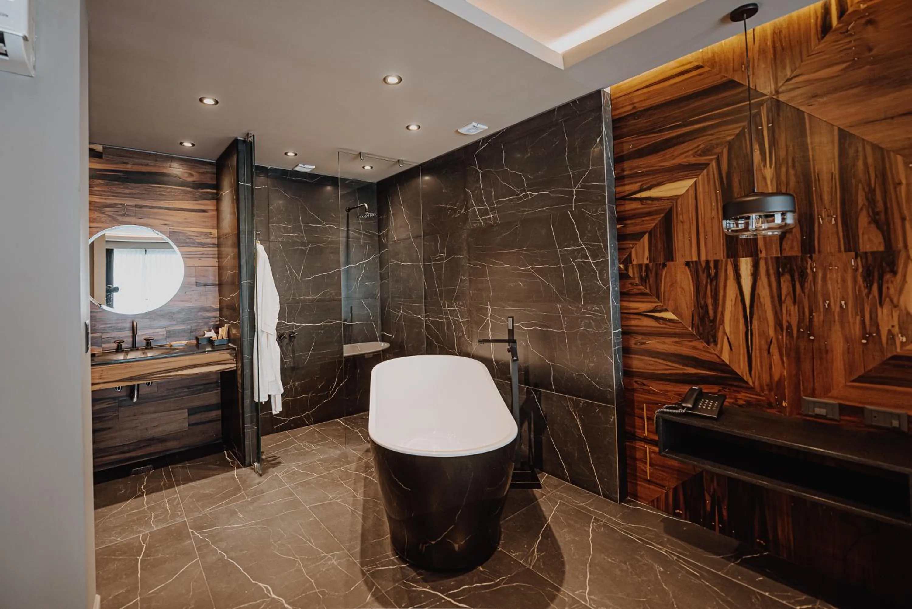 Bath in La Urumpta Hotel, AKEN MIND