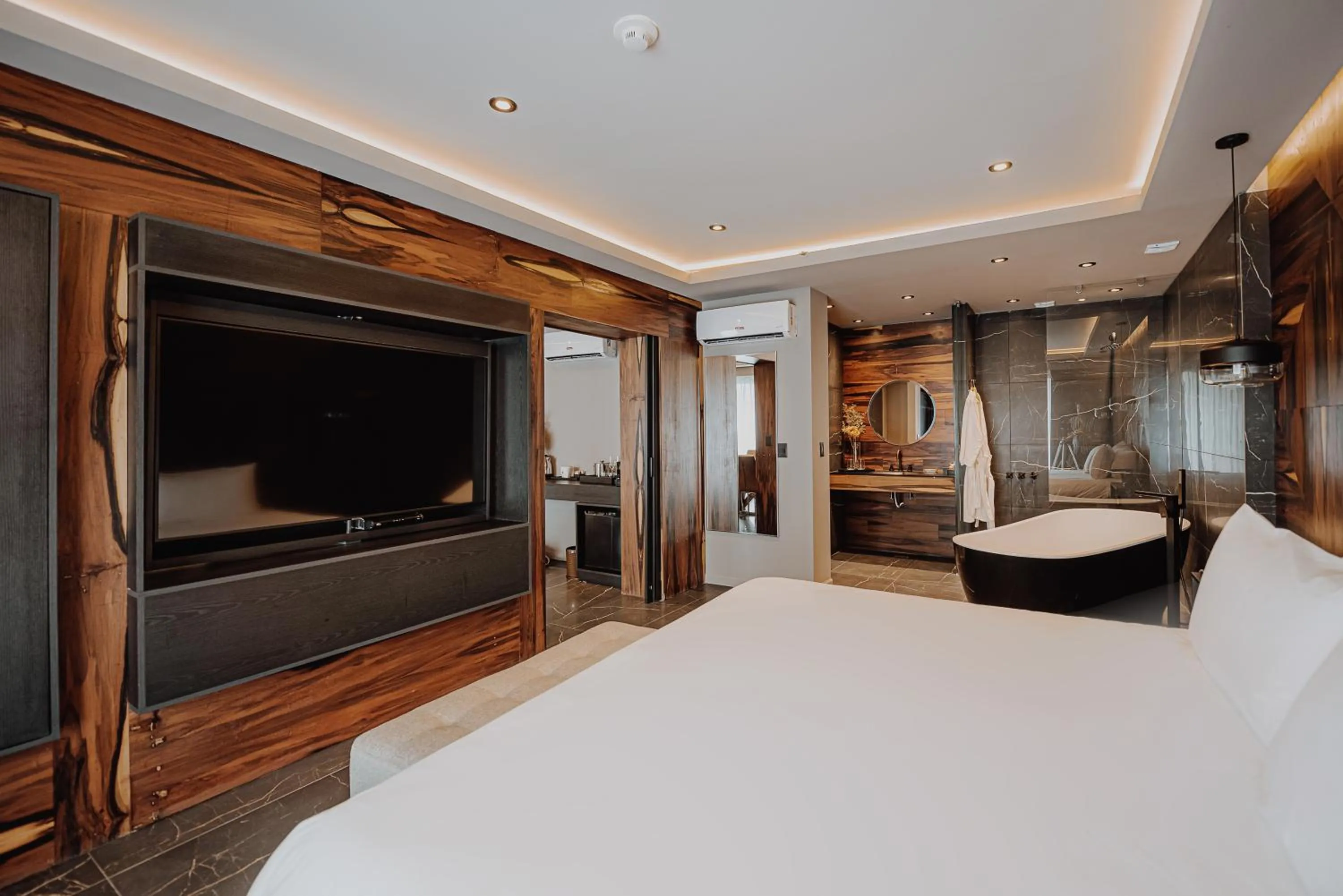 TV and multimedia, Bed in La Urumpta Hotel, AKEN MIND