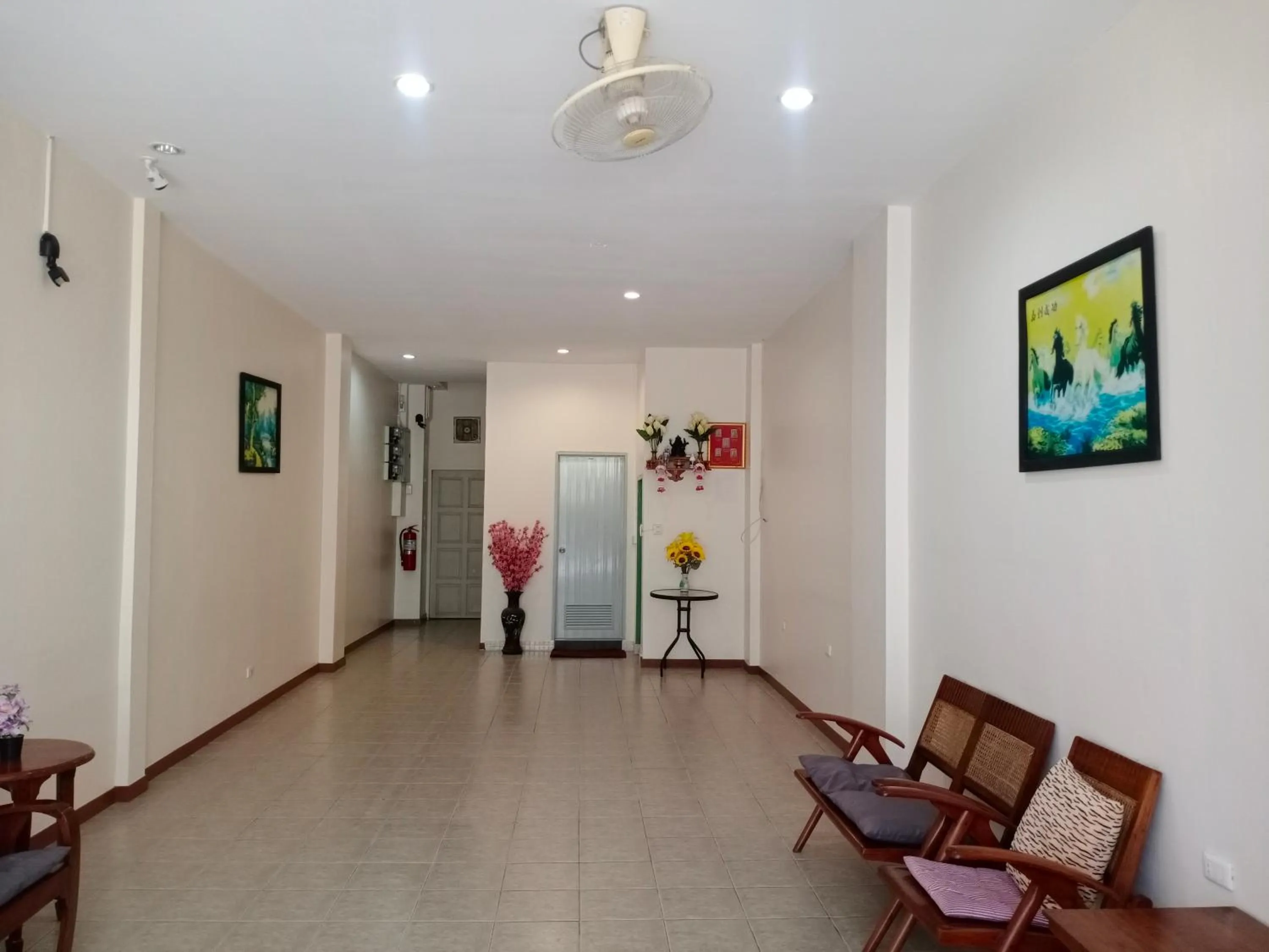 Facade/entrance in White House By Sorot ตึกขาวโดยโสรฬ