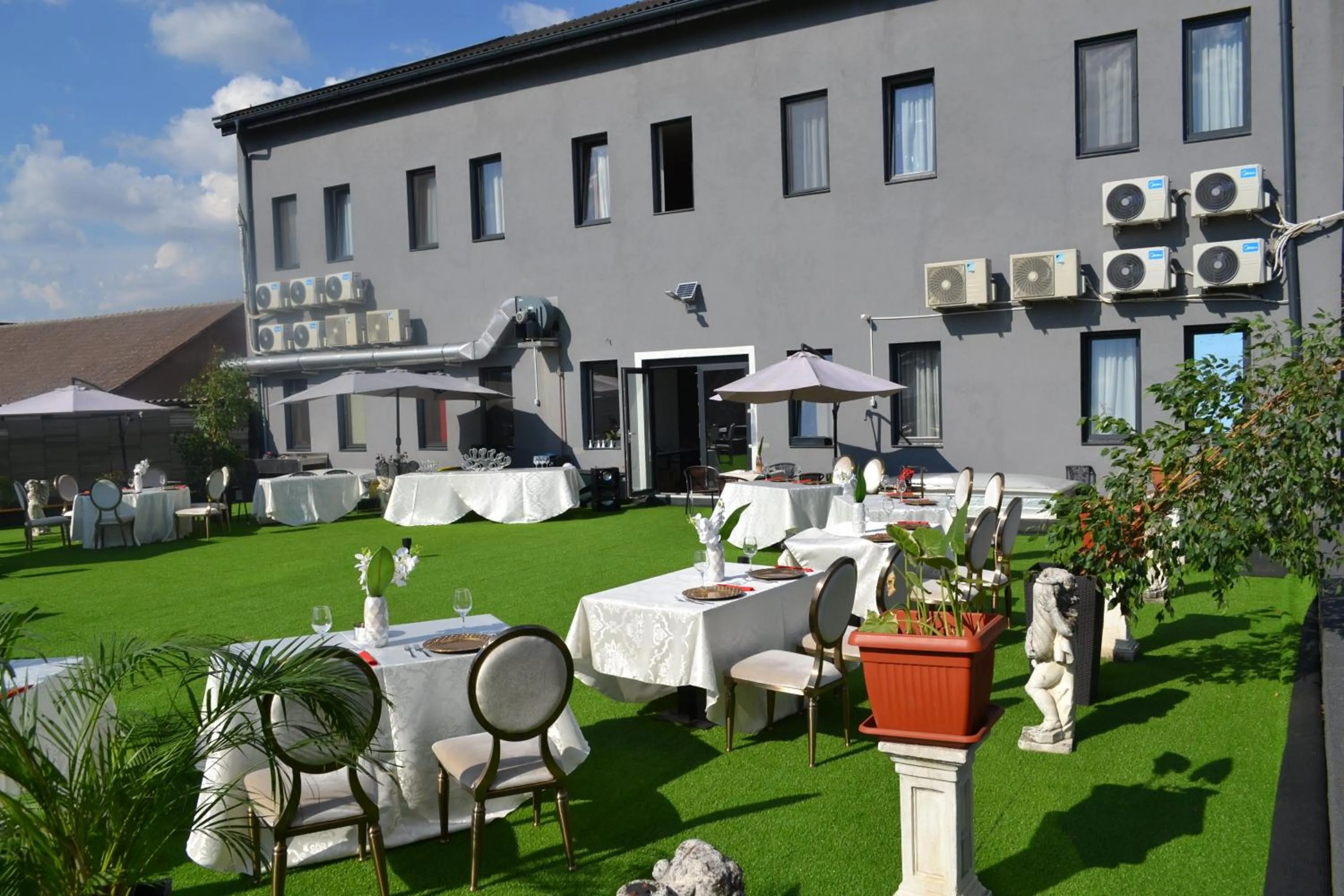 Restaurant/places to eat in HOTEL N Residence