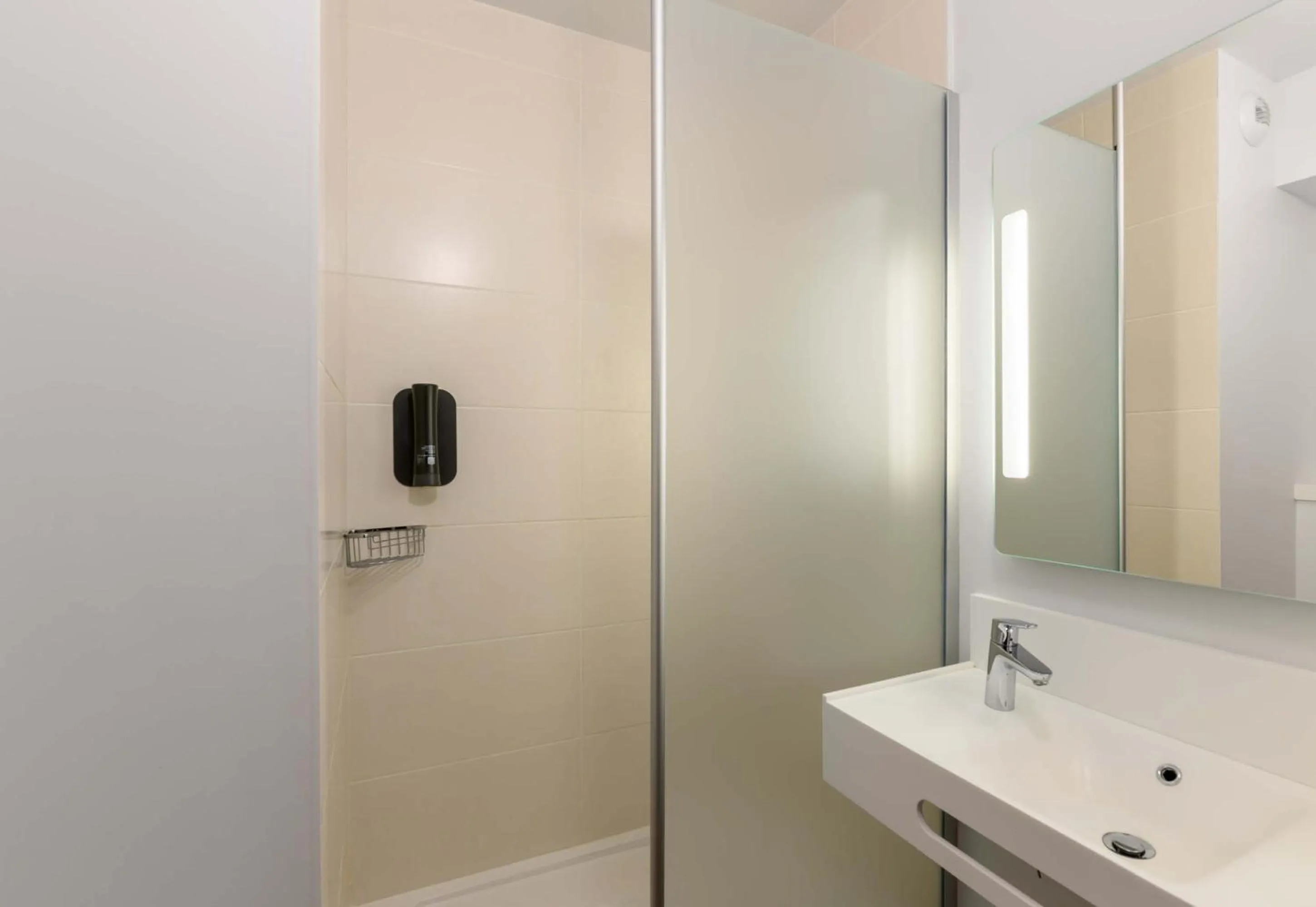 Bathroom in B&B HOTEL Compiègne