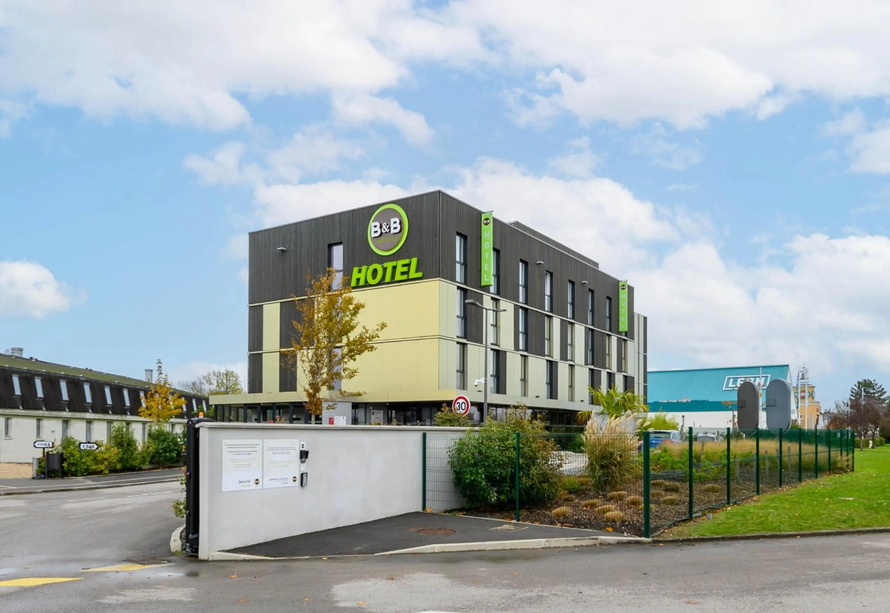 Property building in B&B HOTEL Compiègne