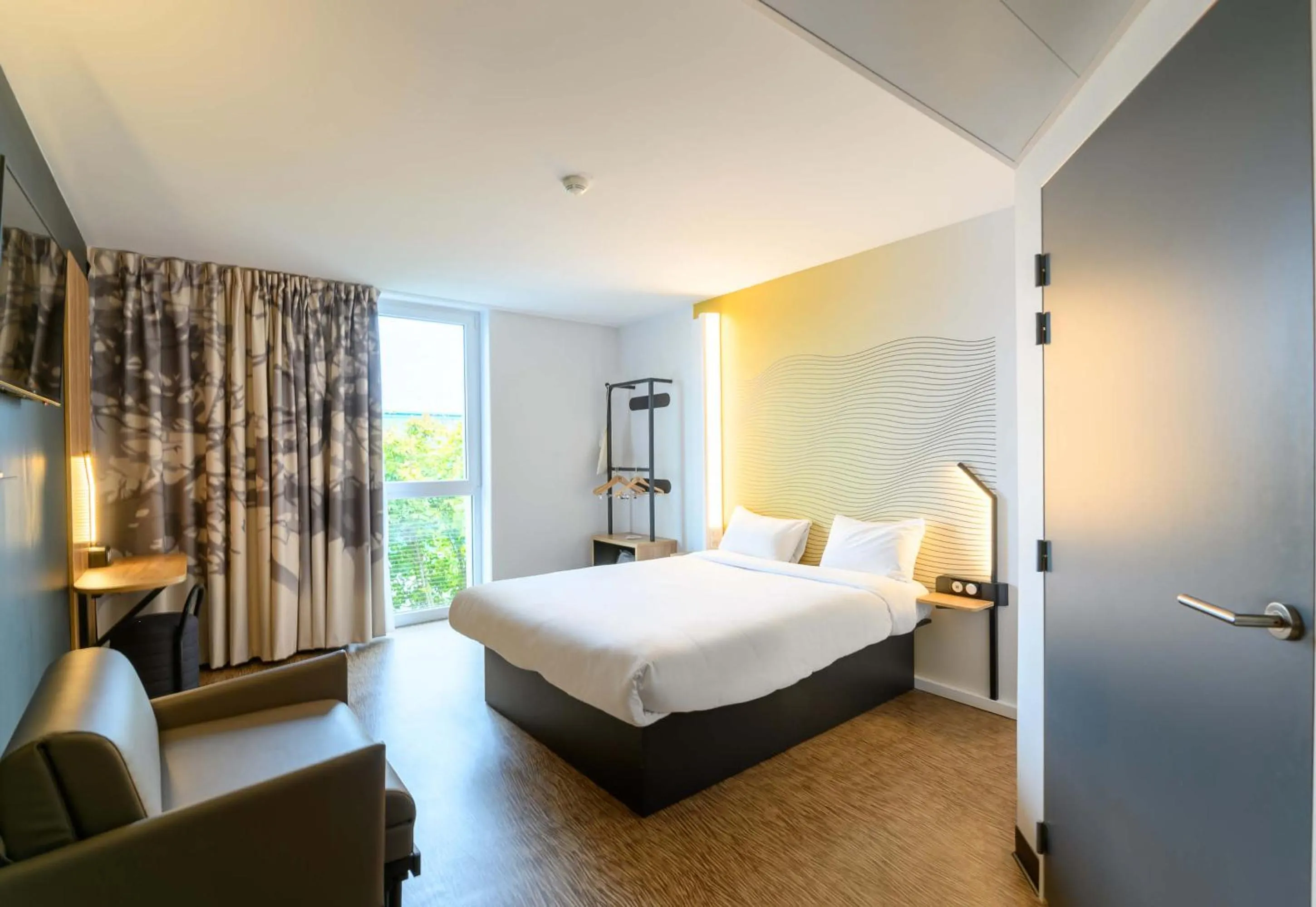 Bedroom, Bed in B&B HOTEL Compiègne