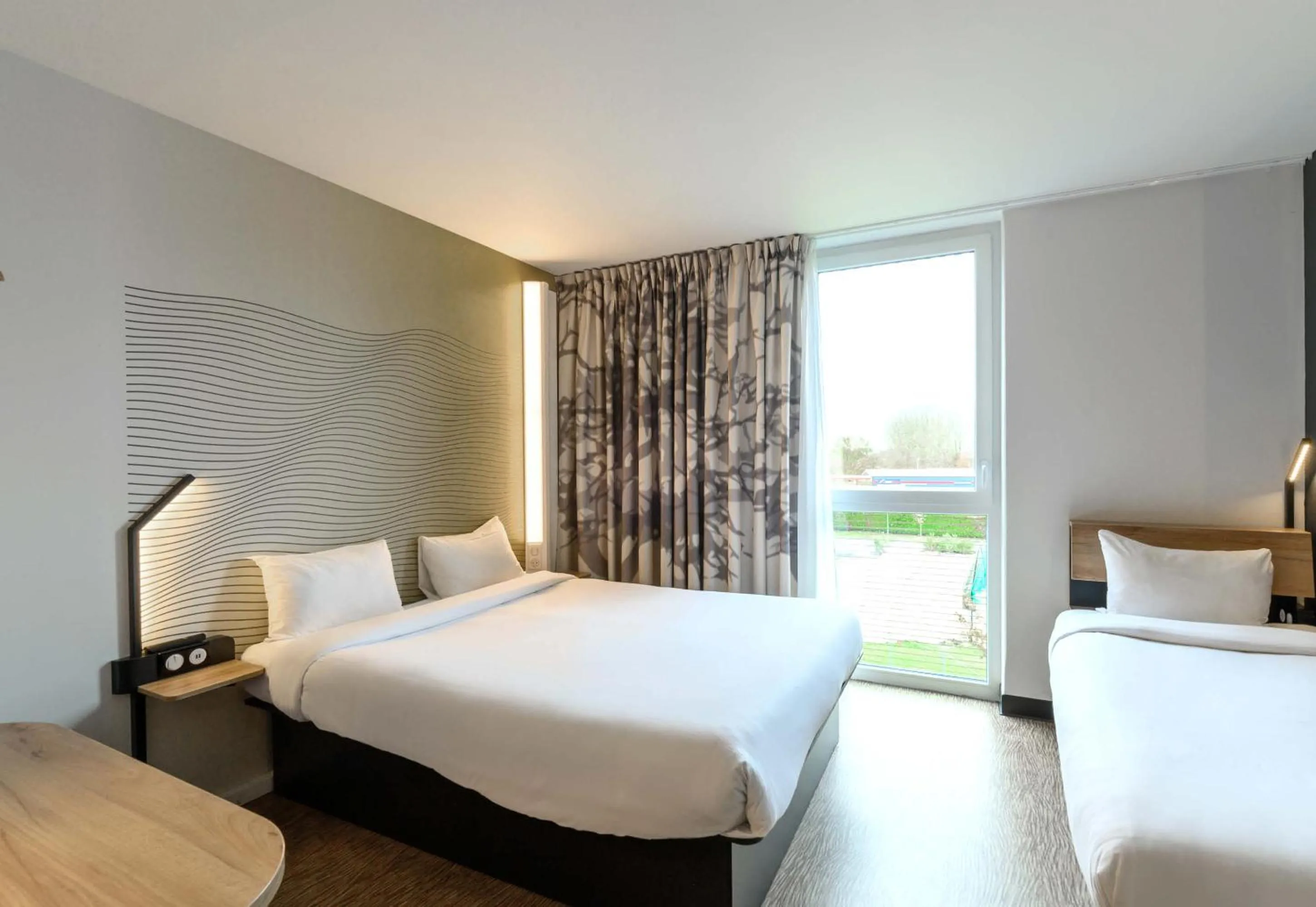 Bedroom, Bed in B&B HOTEL Compiègne