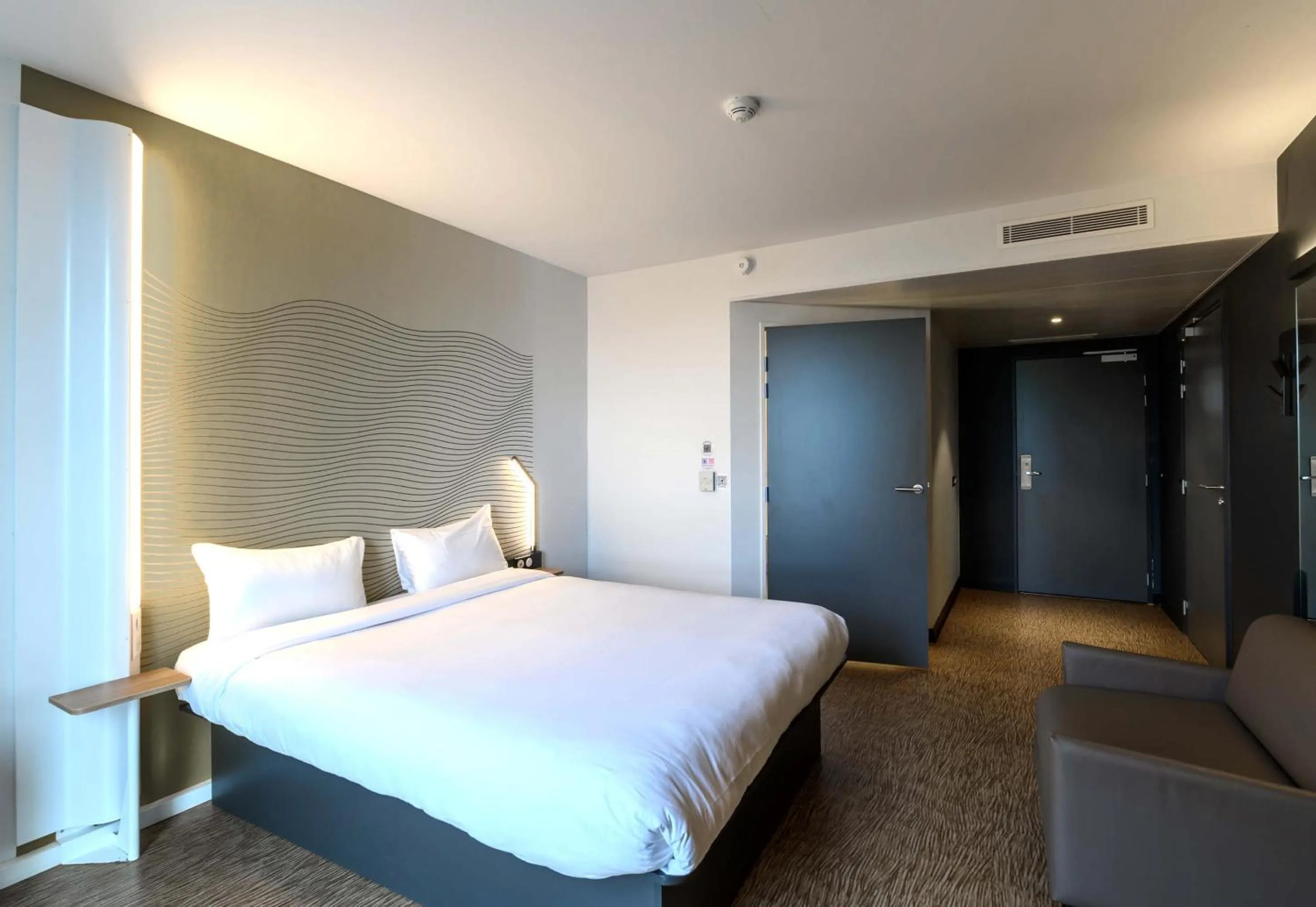 Bedroom, Bed in B&B HOTEL Compiègne