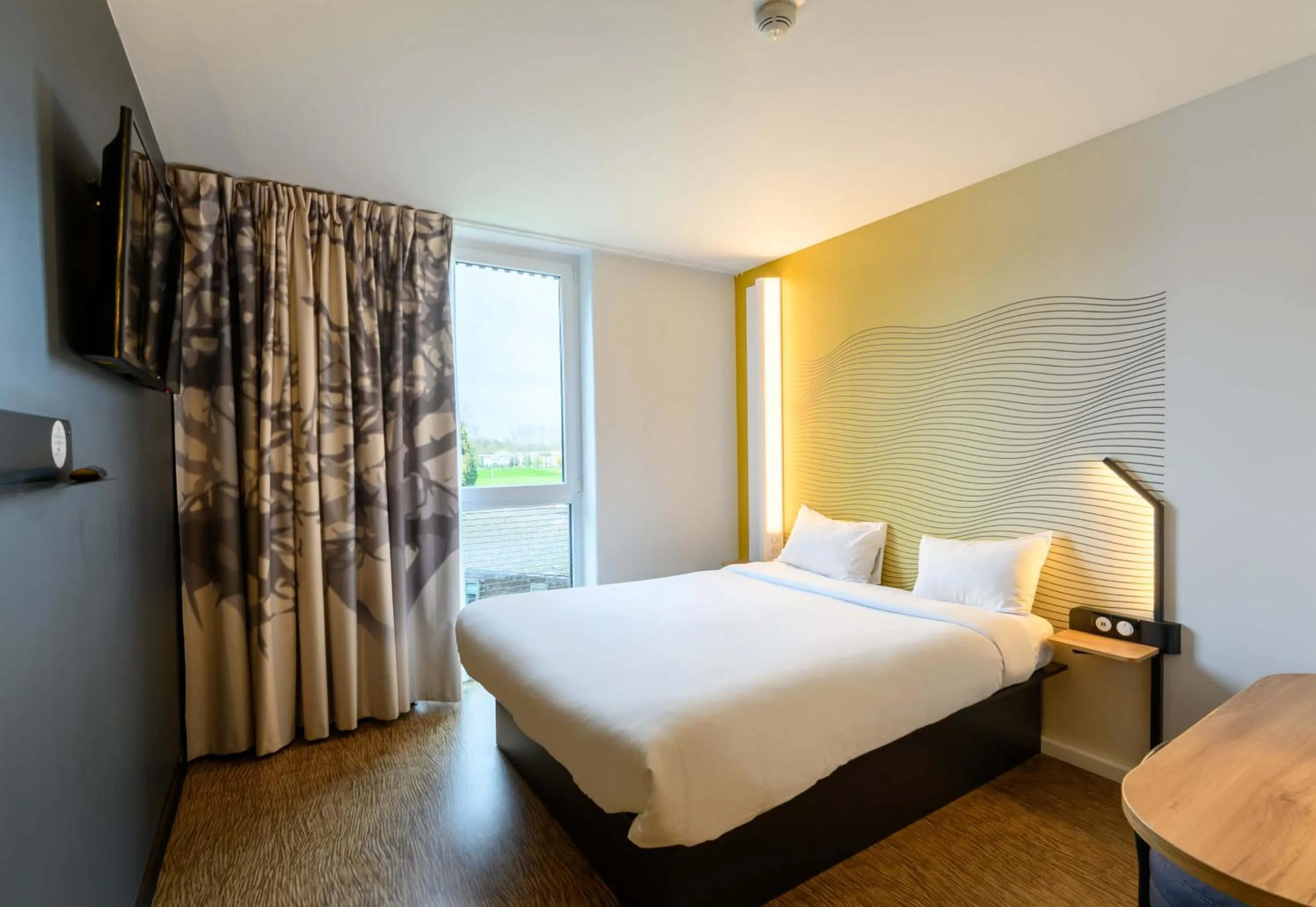 Bedroom, Bed in B&B HOTEL Compiègne