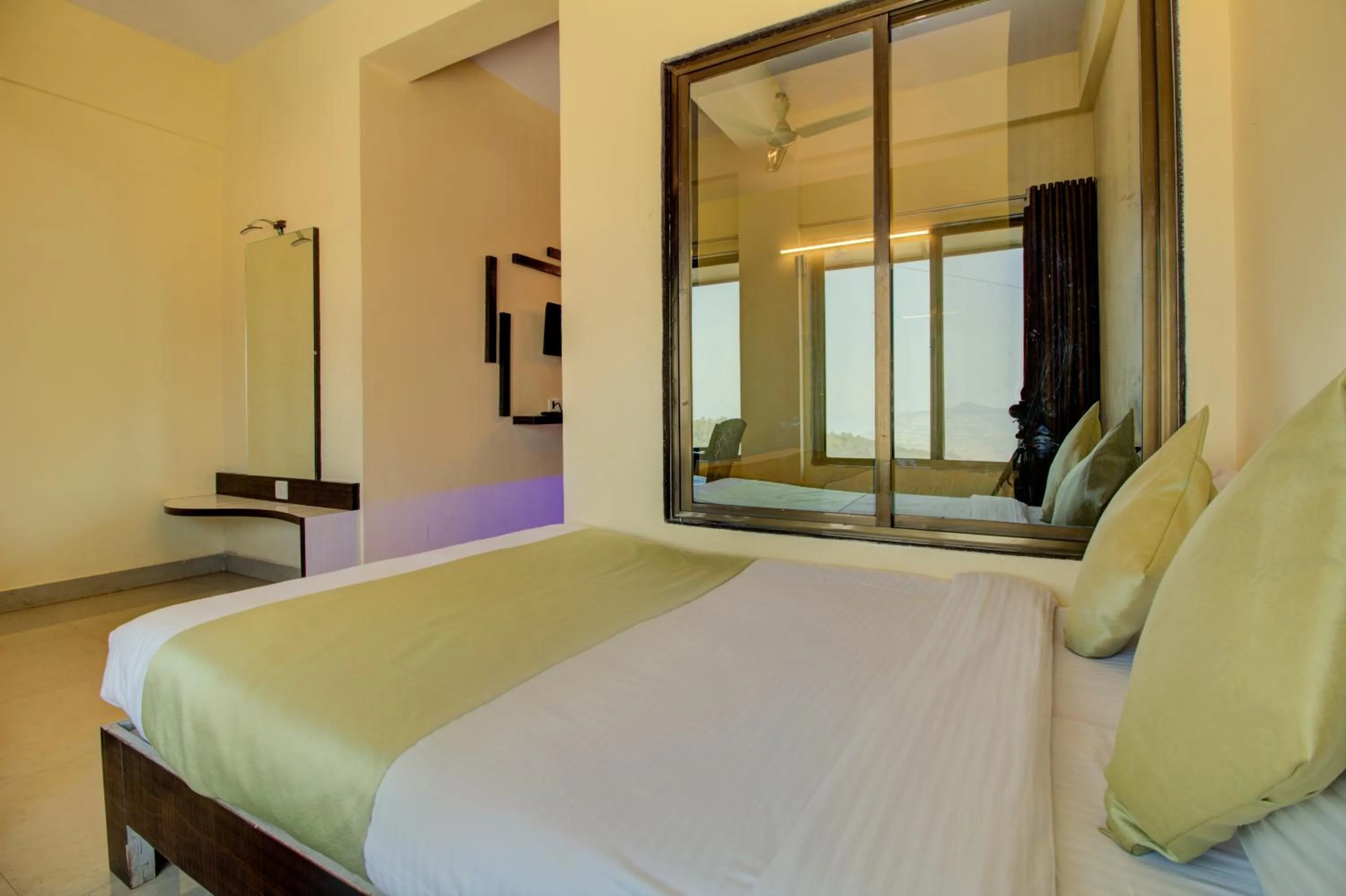 Bedroom, Bed in Evergreen Holidays Mahabaleshwar