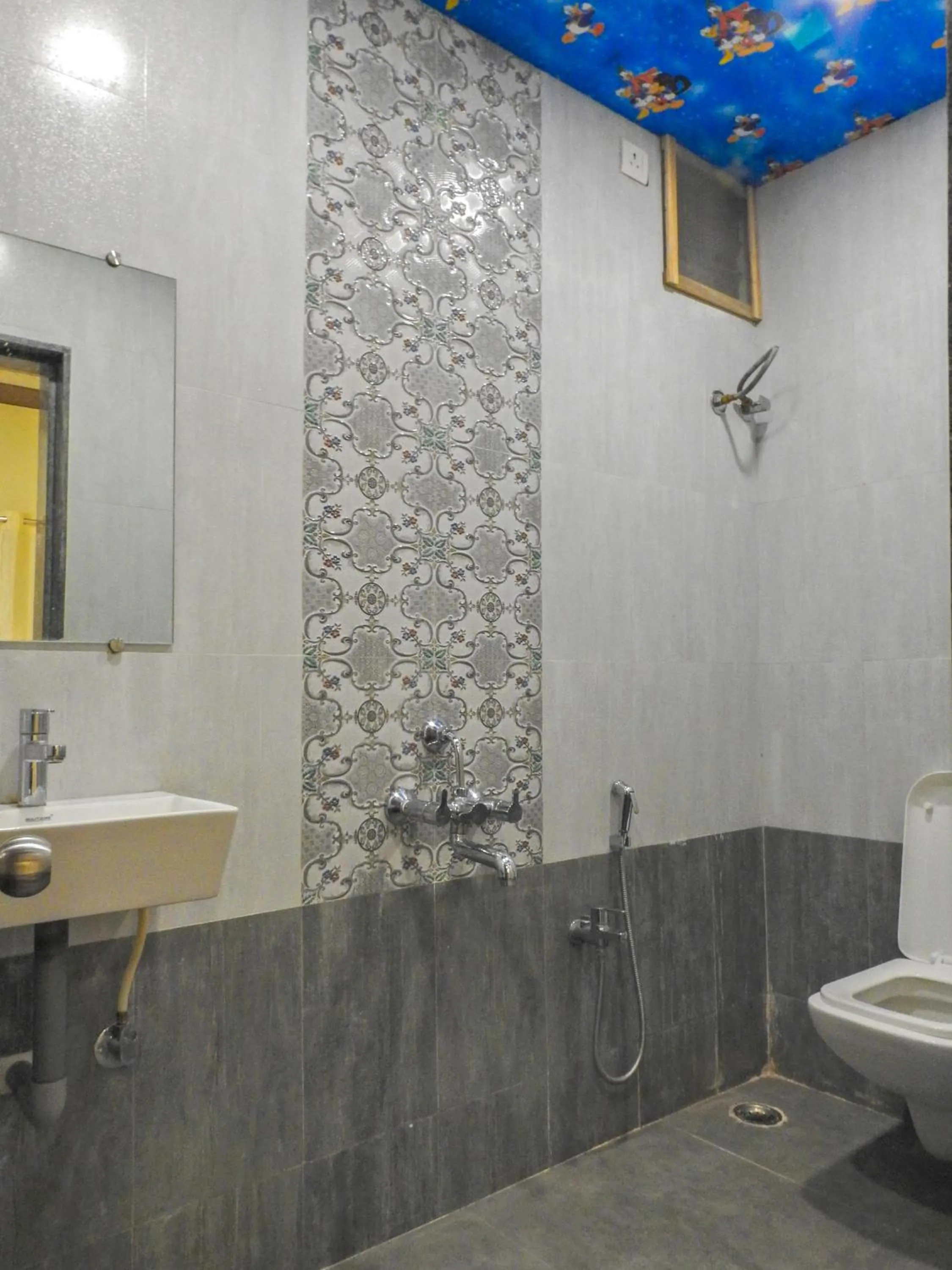 Bathroom in Evergreen Holidays Mahabaleshwar