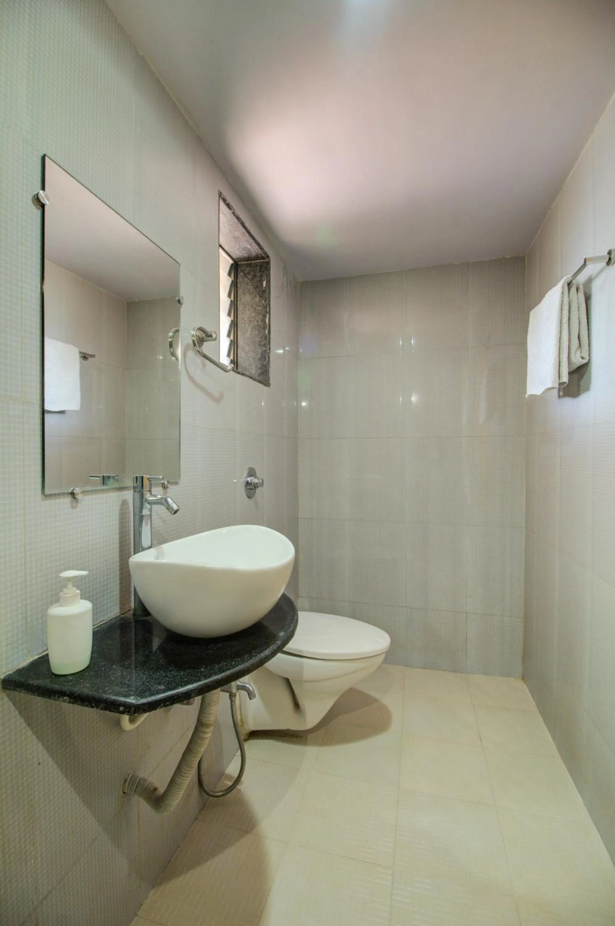 Toilet in Evergreen Holidays Mahabaleshwar