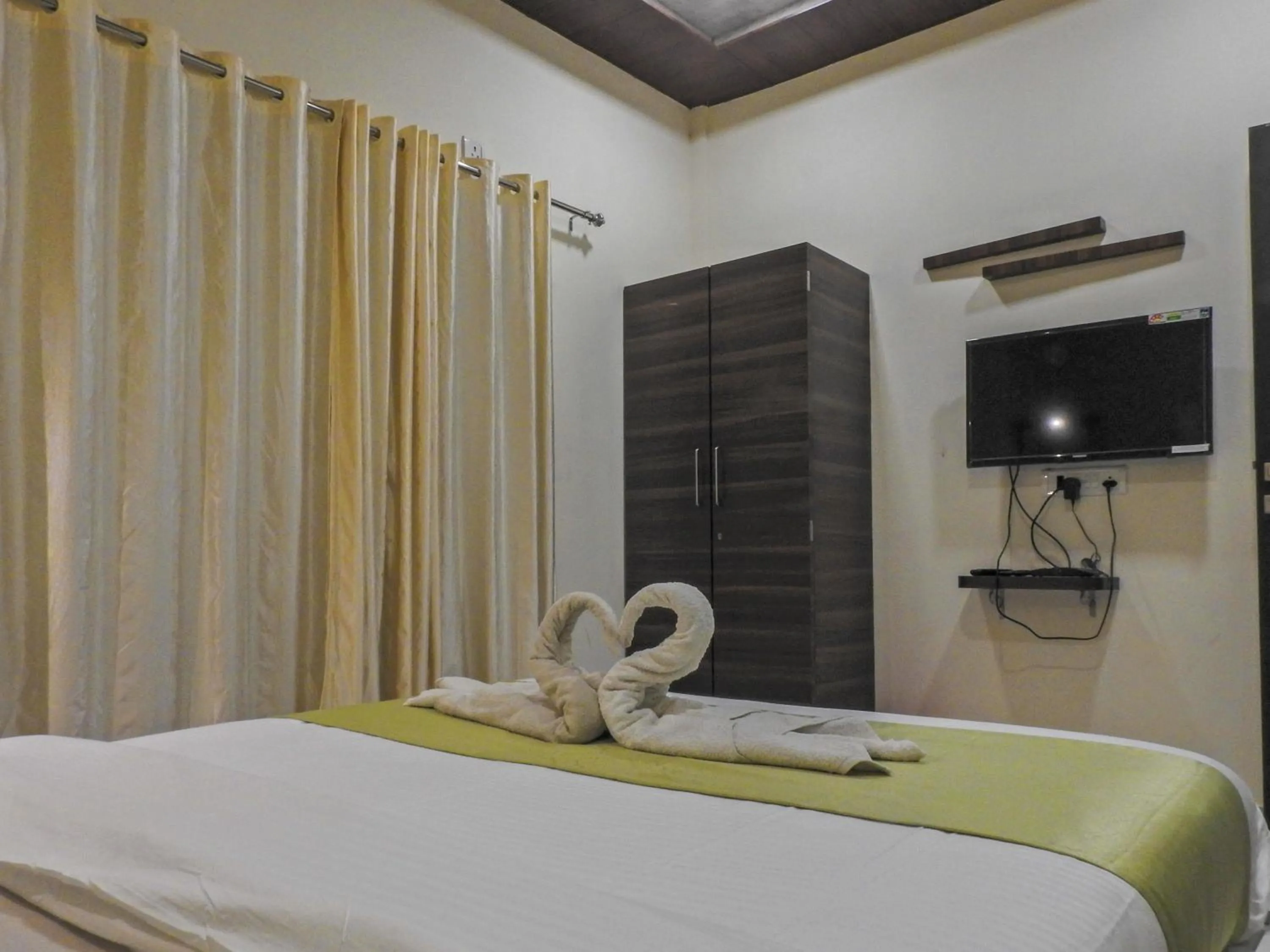 Bedroom, Bed in Evergreen Holidays Mahabaleshwar
