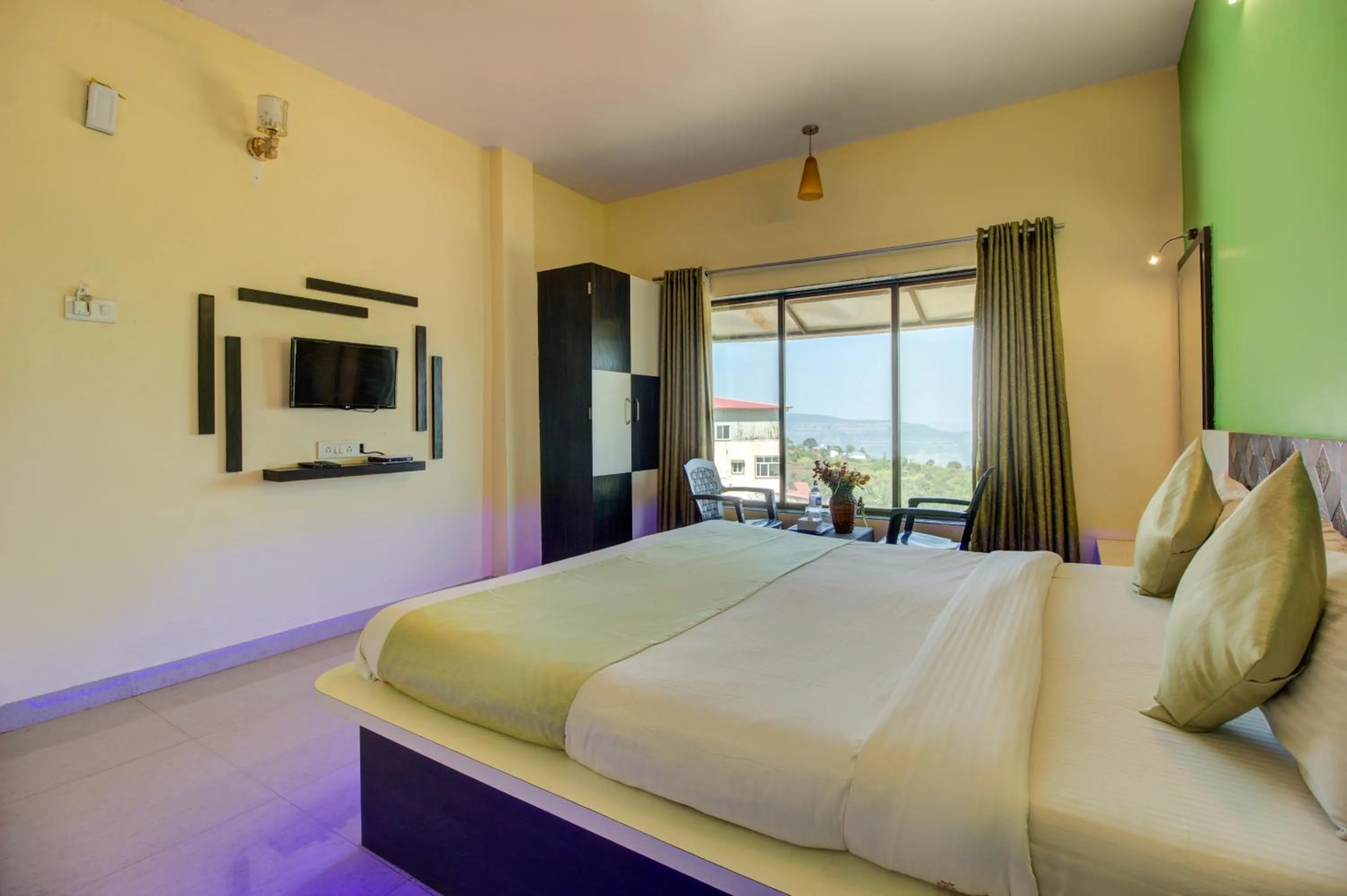Photo of the whole room, Bed in Evergreen Holidays Mahabaleshwar