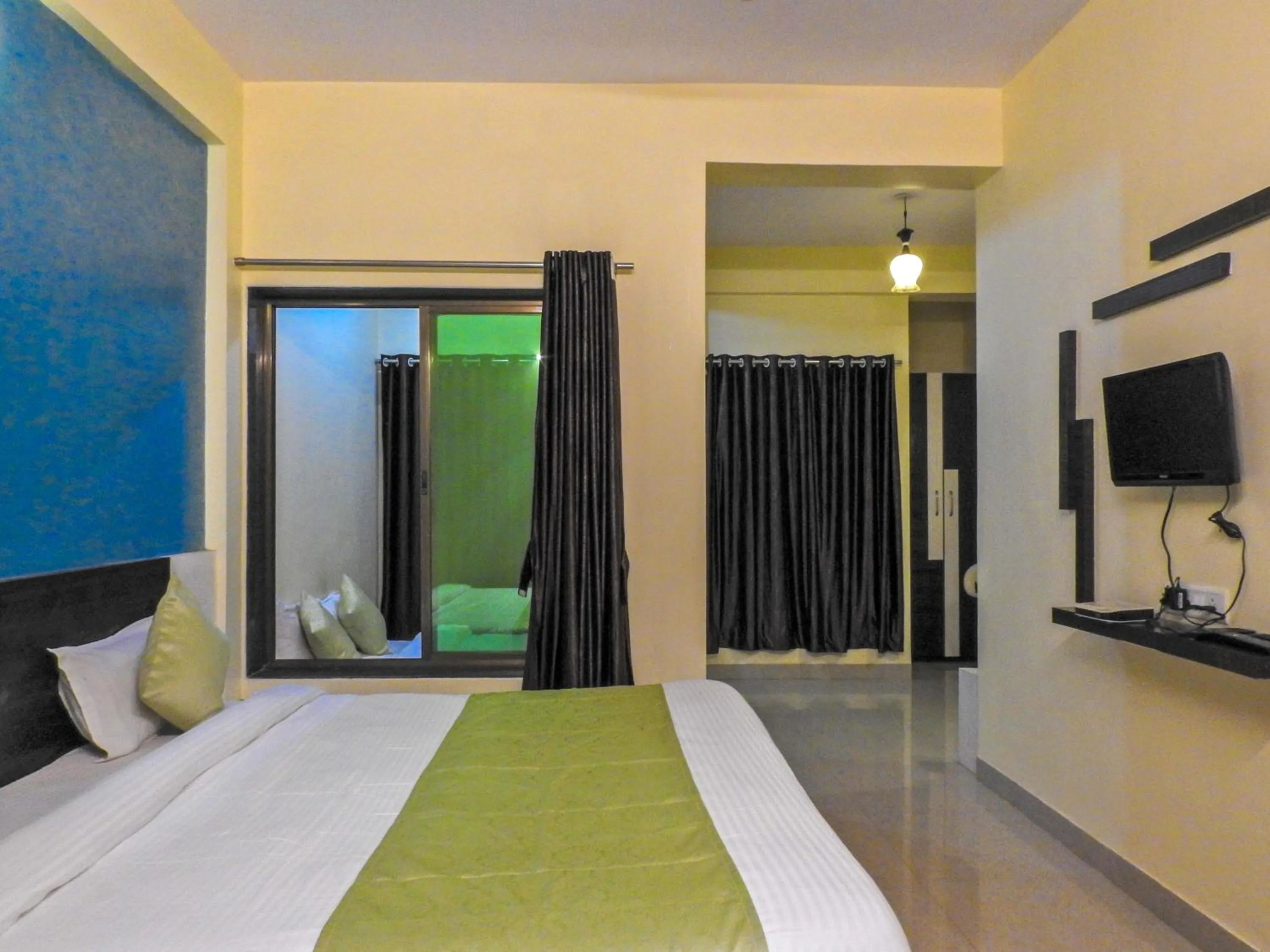 Photo of the whole room, Bed in Evergreen Holidays Mahabaleshwar