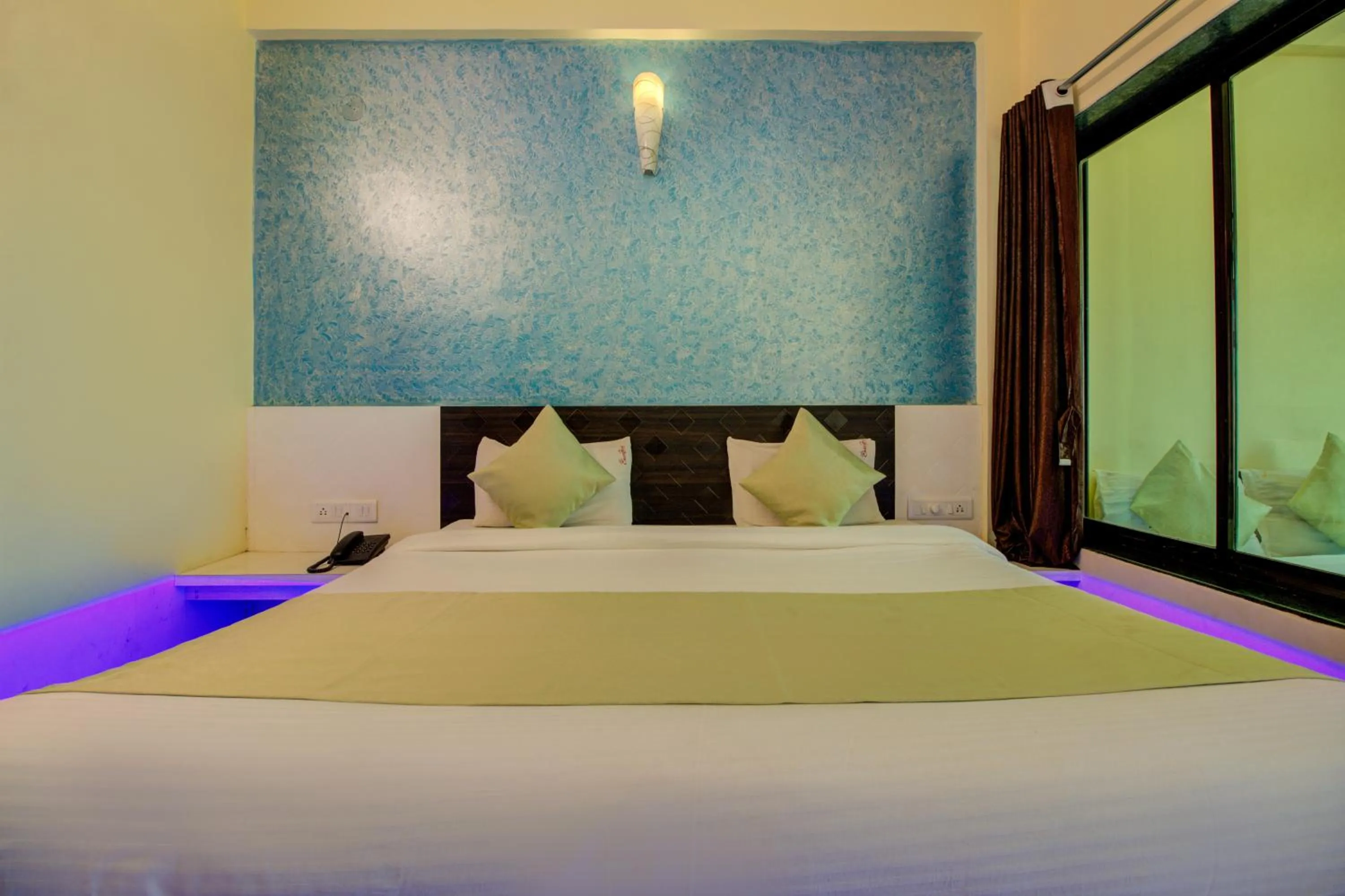 Bedroom, Bed in Evergreen Holidays Mahabaleshwar