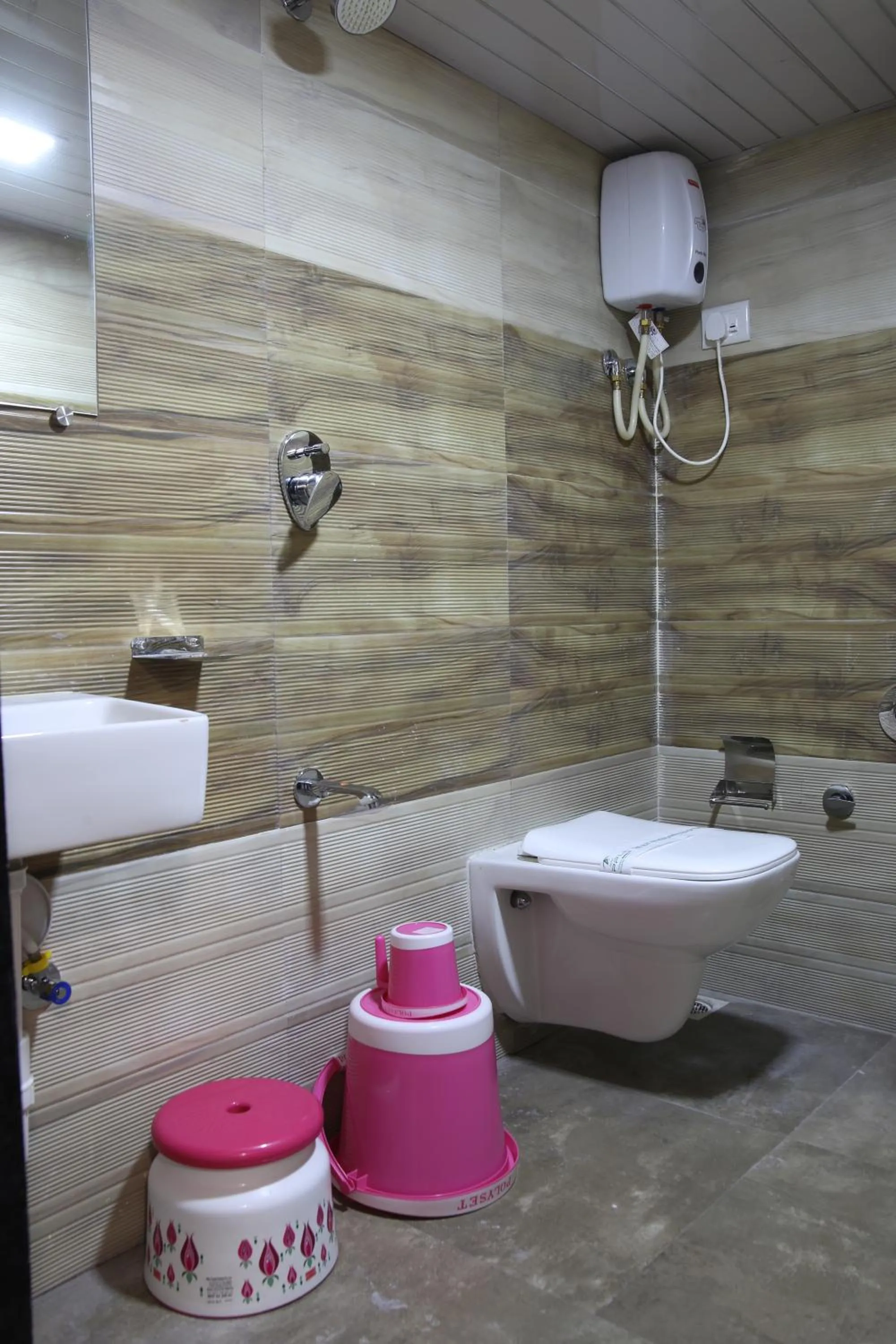 Toilet in Hotel Apple Inn