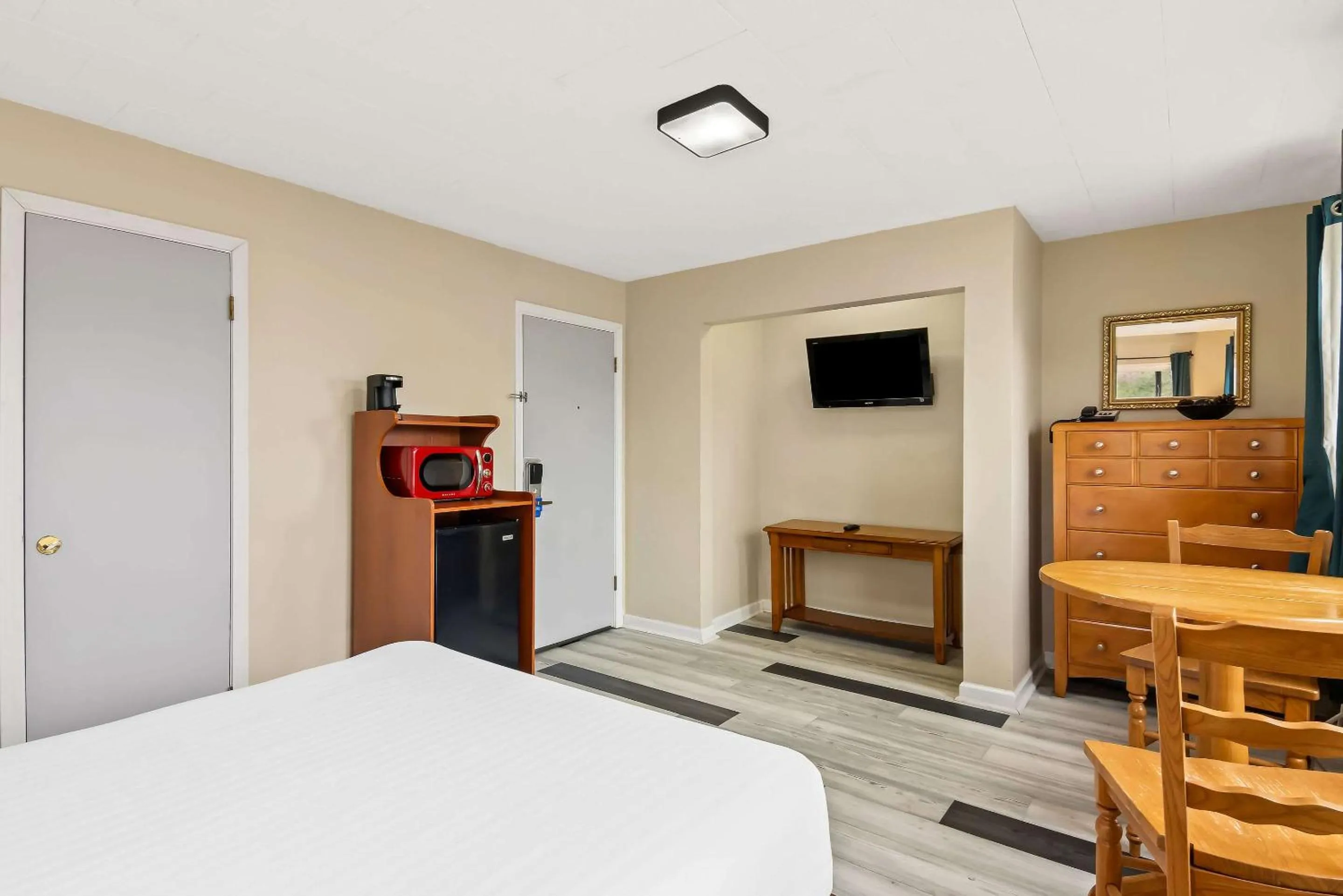 Bedroom, Bed in Rodeway Inn Oscoda