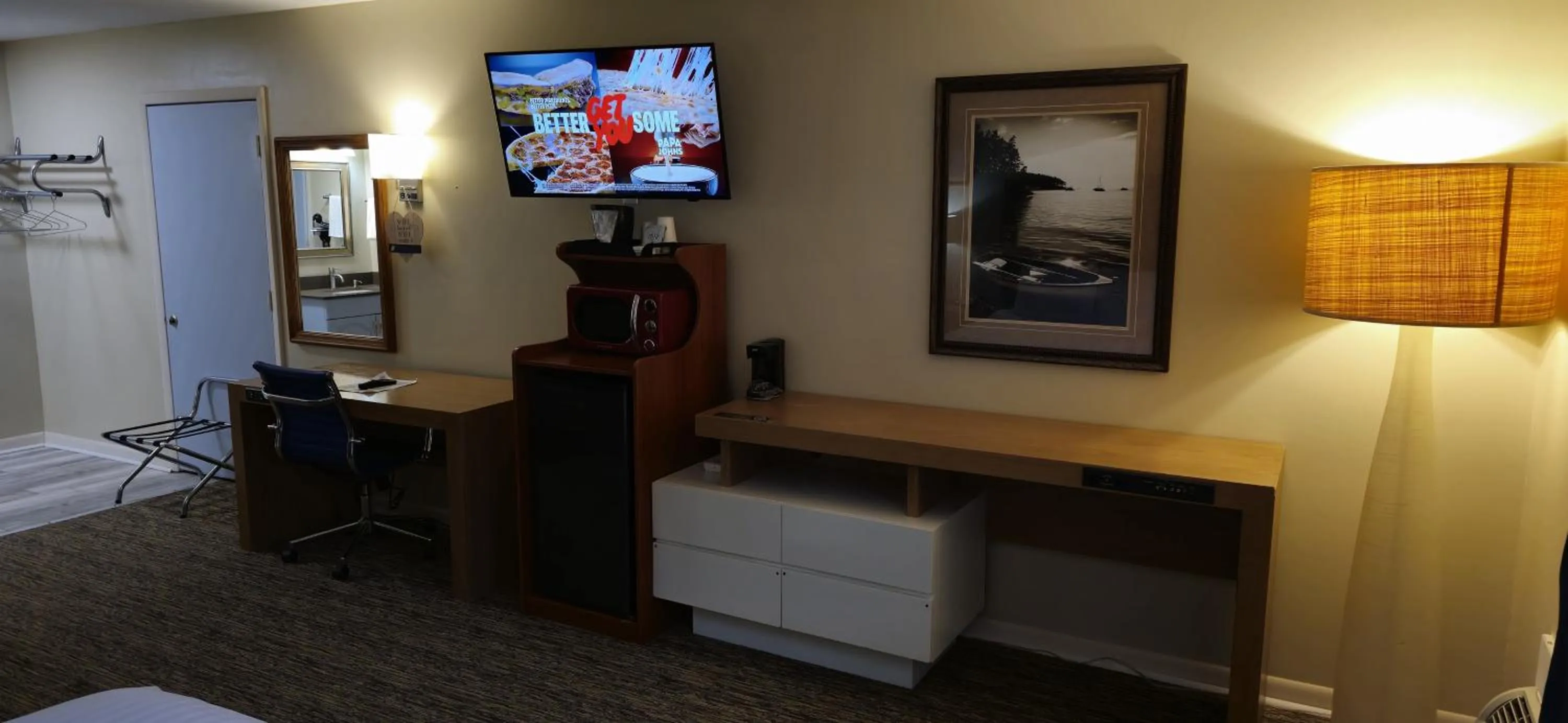 TV and multimedia in Rodeway Inn Oscoda