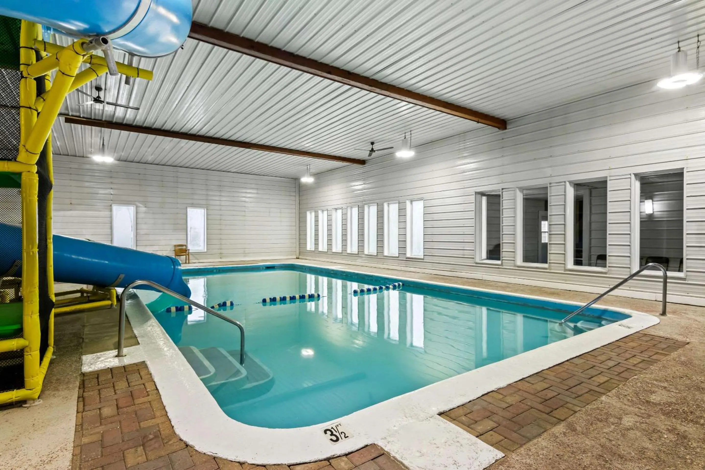 Swimming pool in Rodeway Inn Oscoda