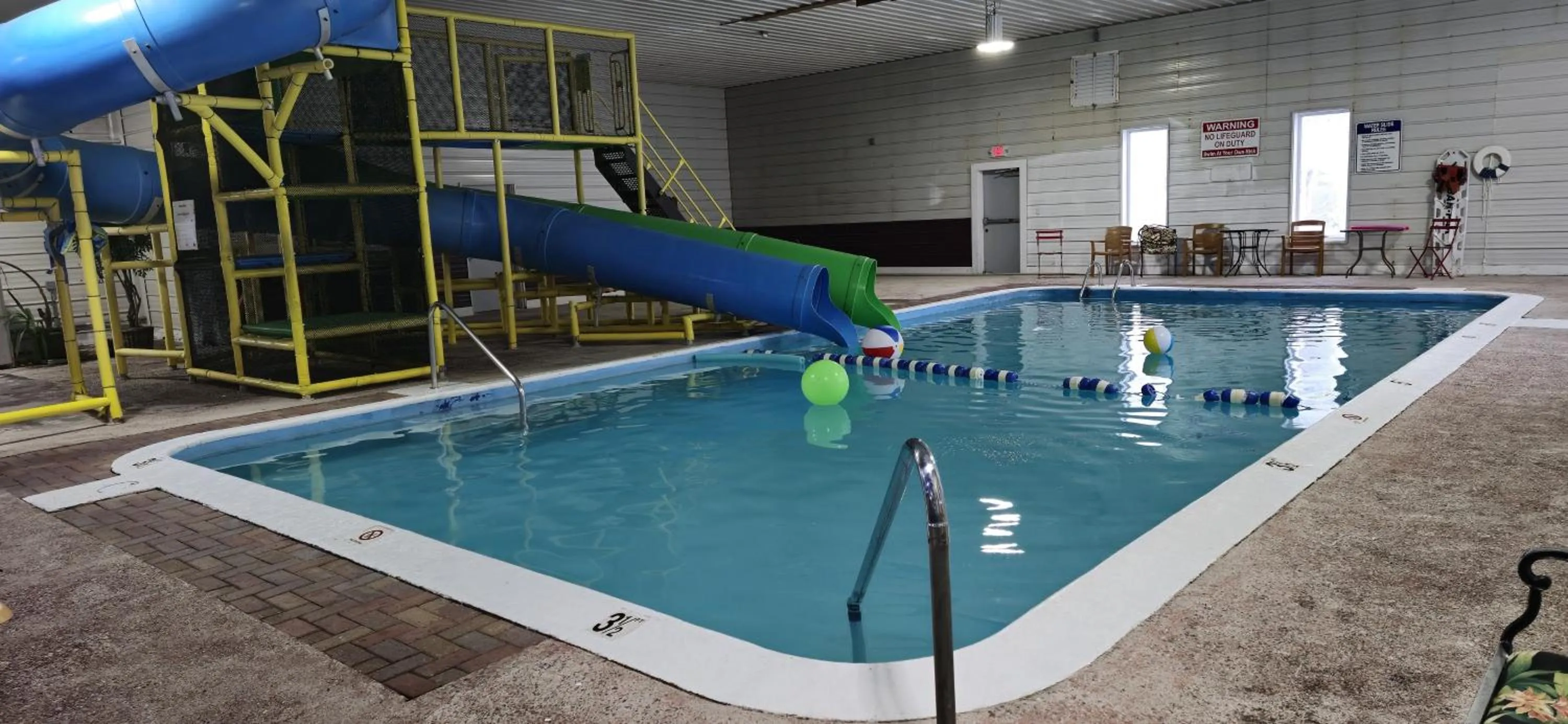 Swimming pool in Rodeway Inn Oscoda