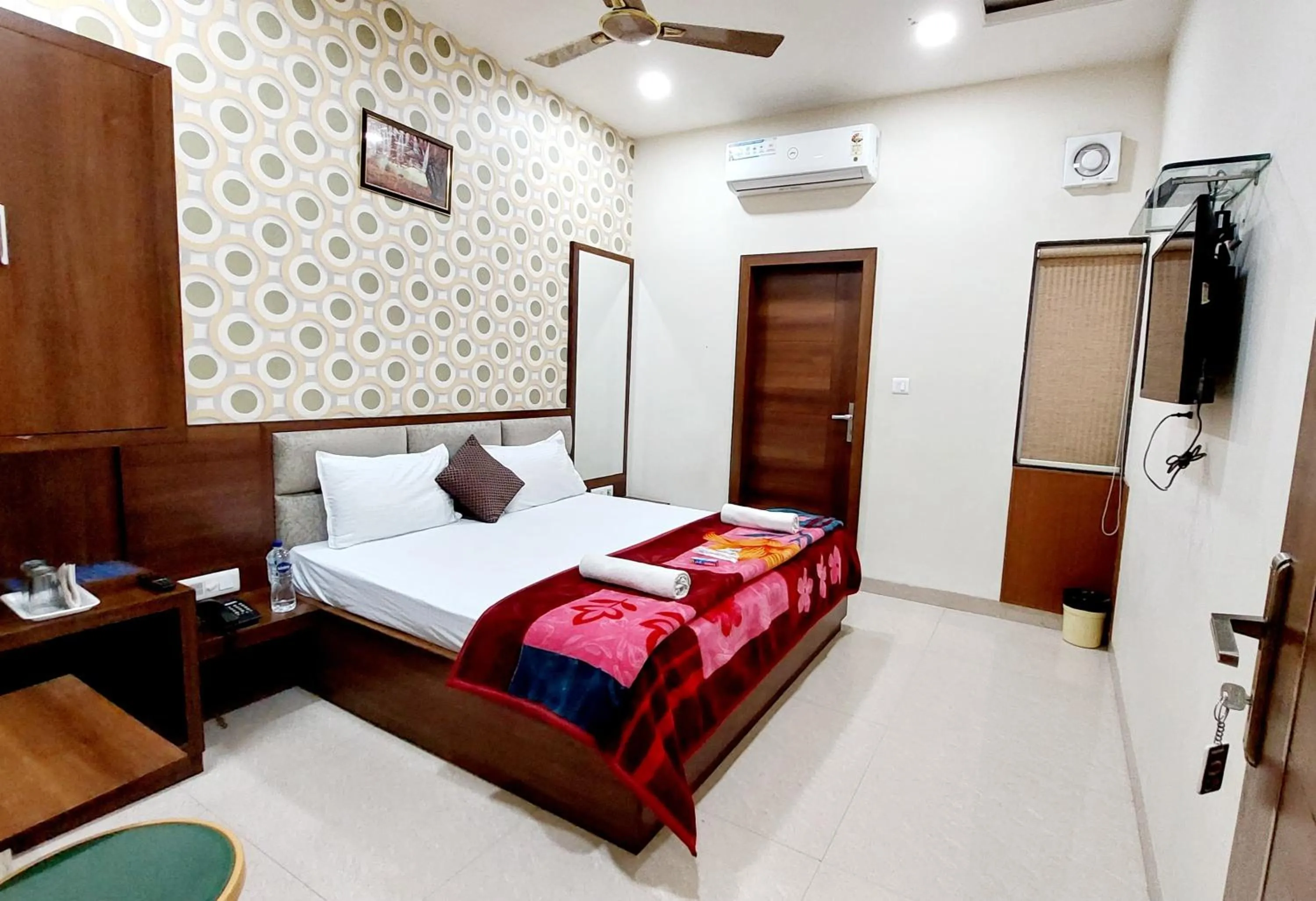 HOTEL BABYLON REGENCY, Opp Krishna Janmasthan Temple