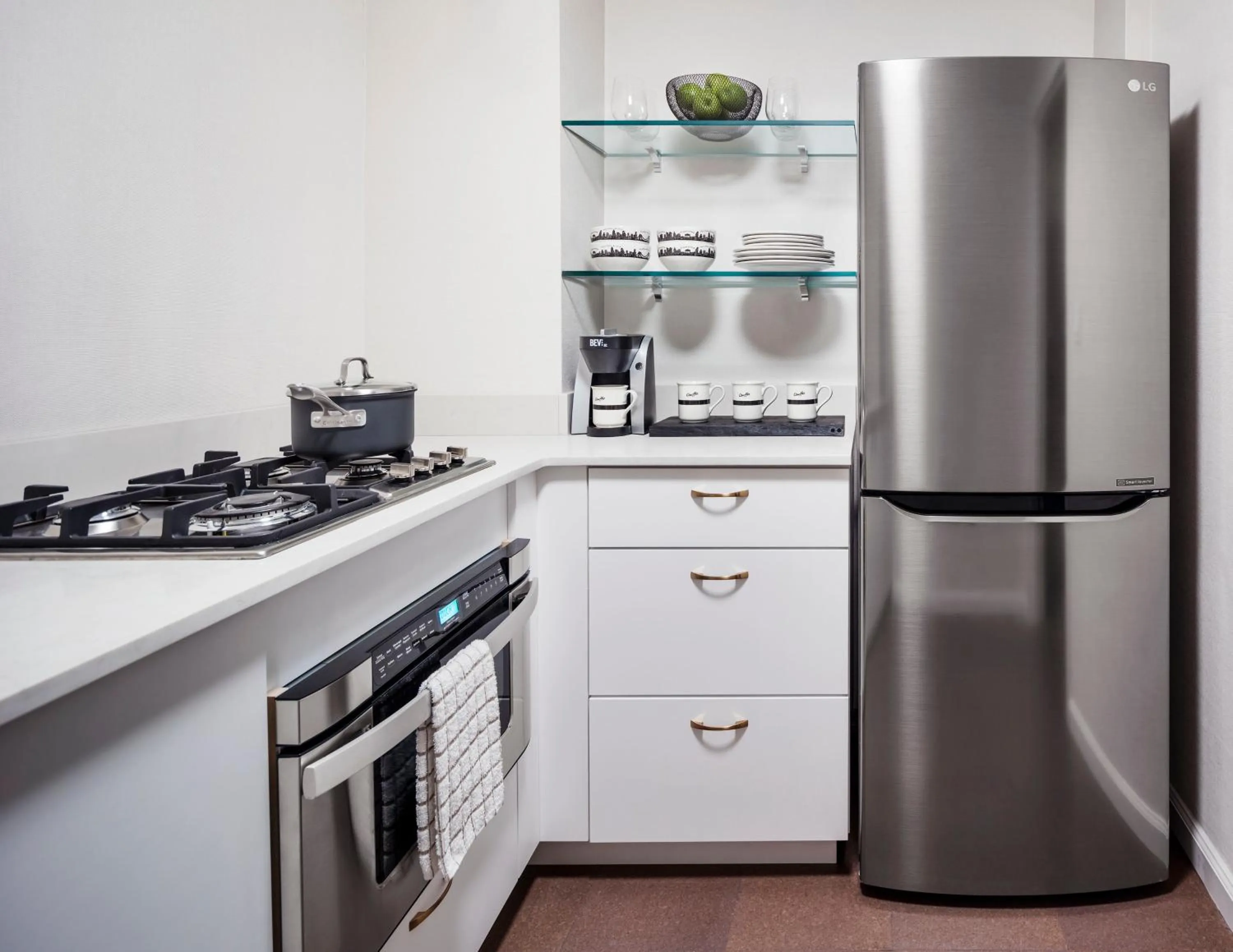 Kitchen or kitchenette in The Gardens Sonesta ES Suites New York