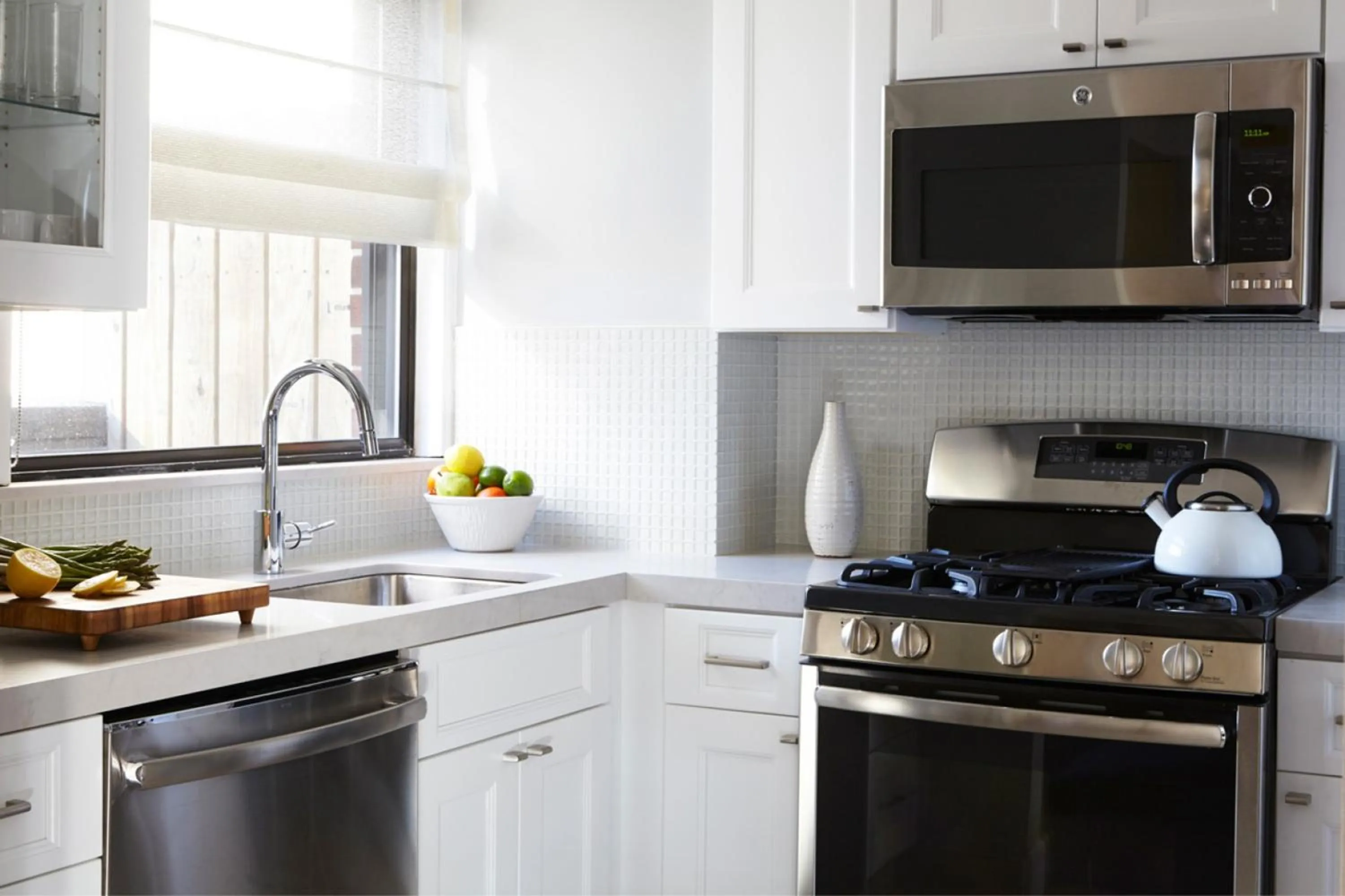 Kitchen or kitchenette in The Gardens Sonesta ES Suites New York