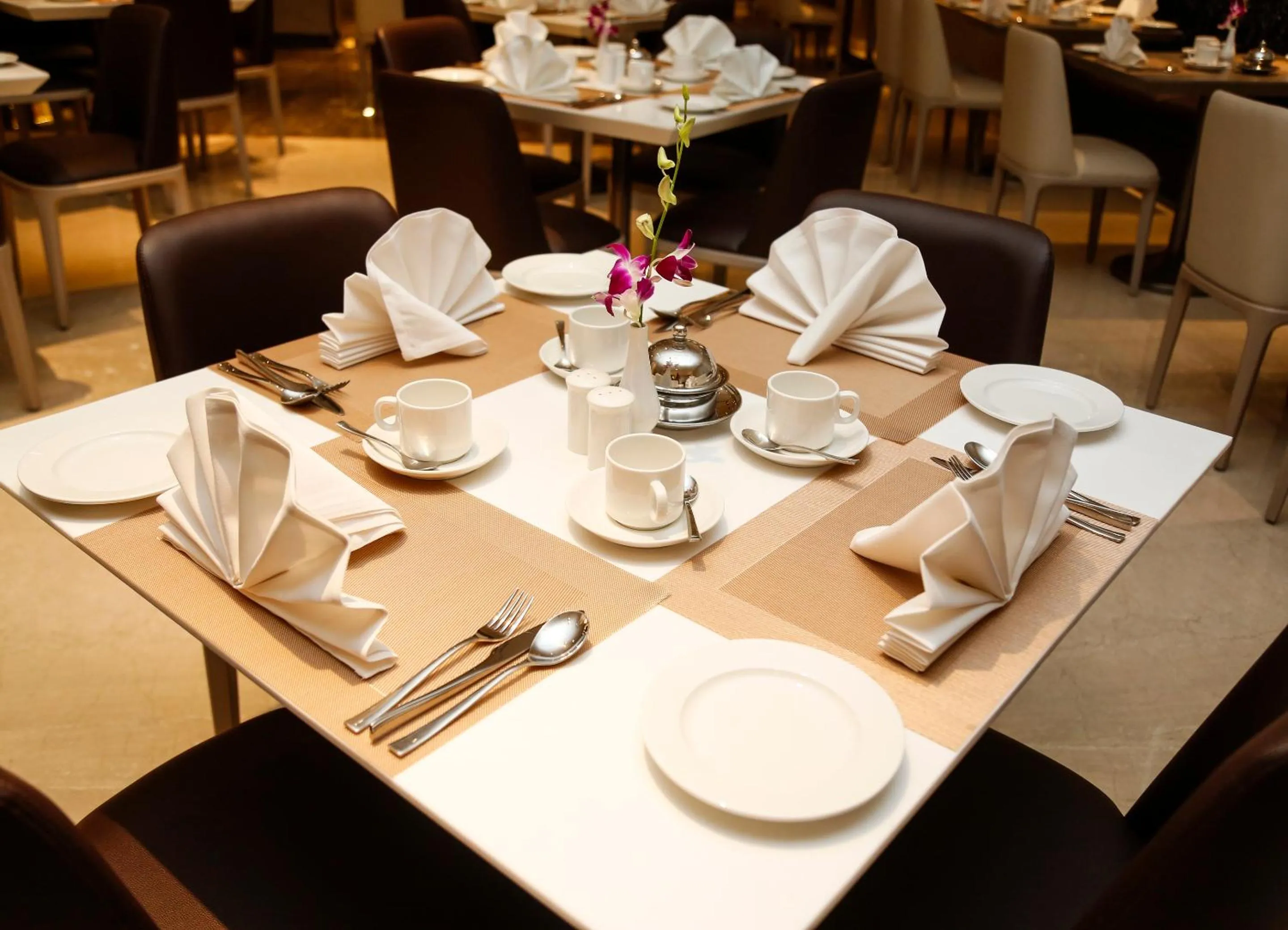 Restaurant/places to eat in Royal Hometel Suites