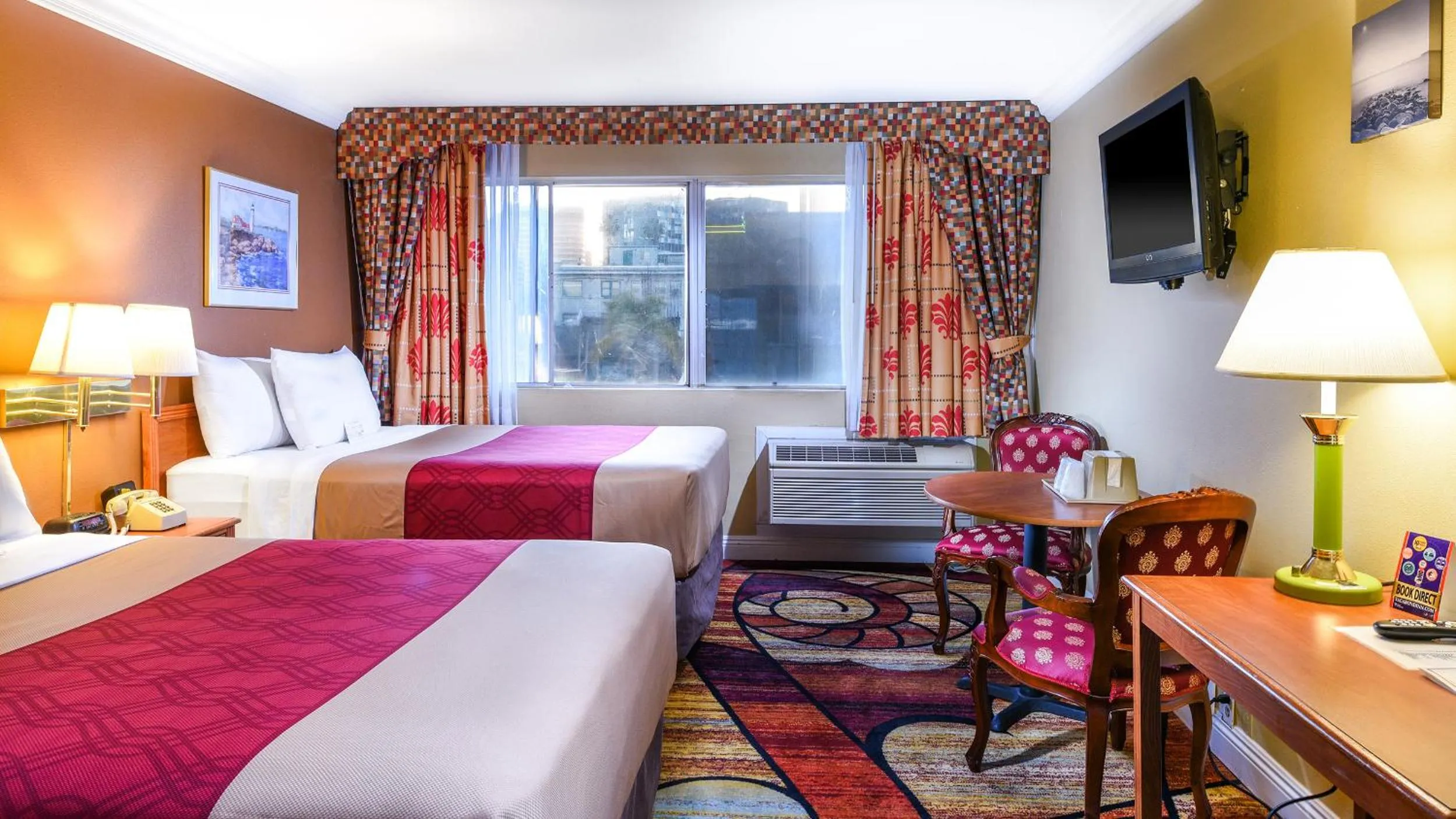 Photo of the whole room, Bed in Vagabond Inn Long Beach