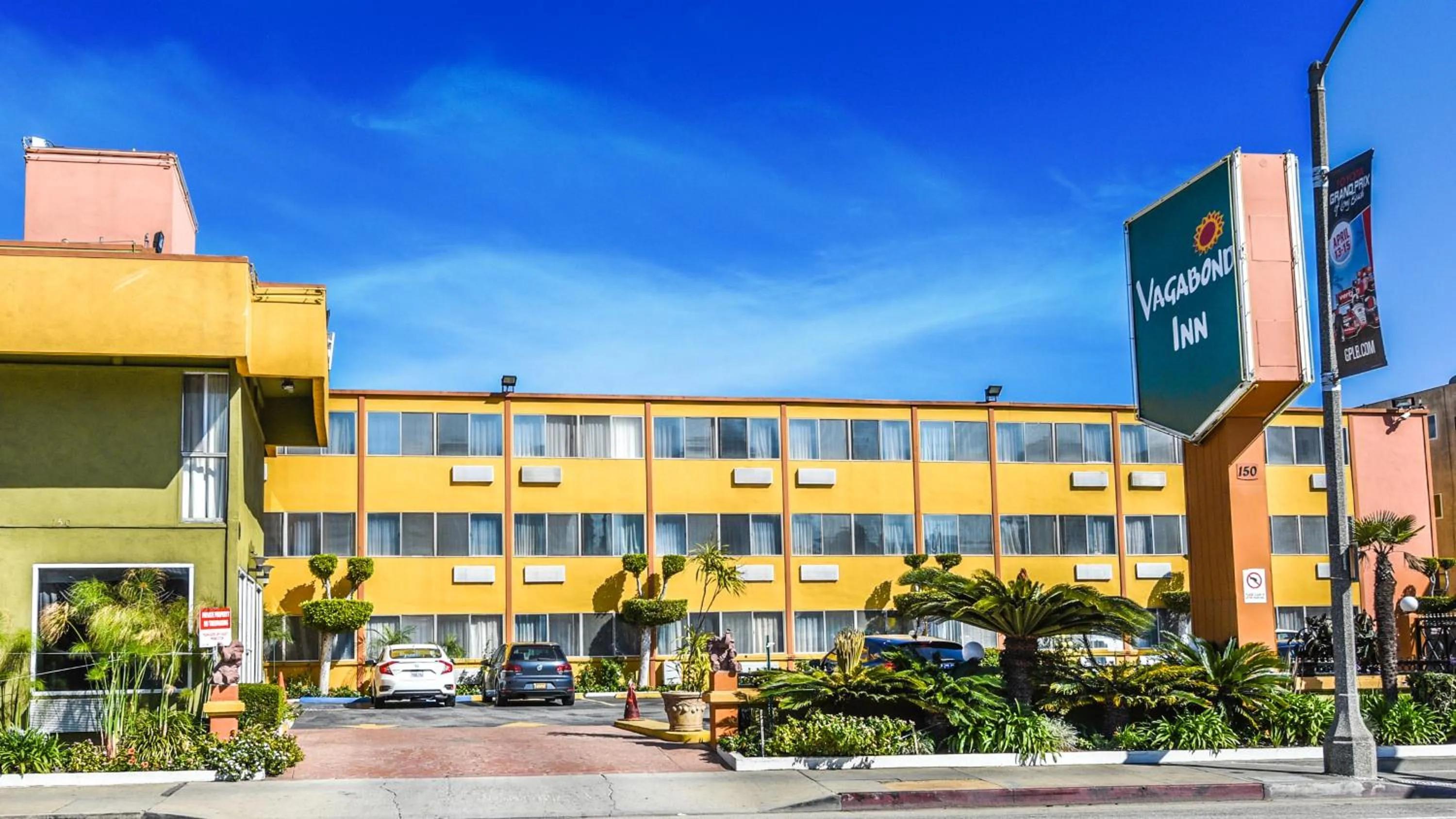 Property building in Vagabond Inn Long Beach