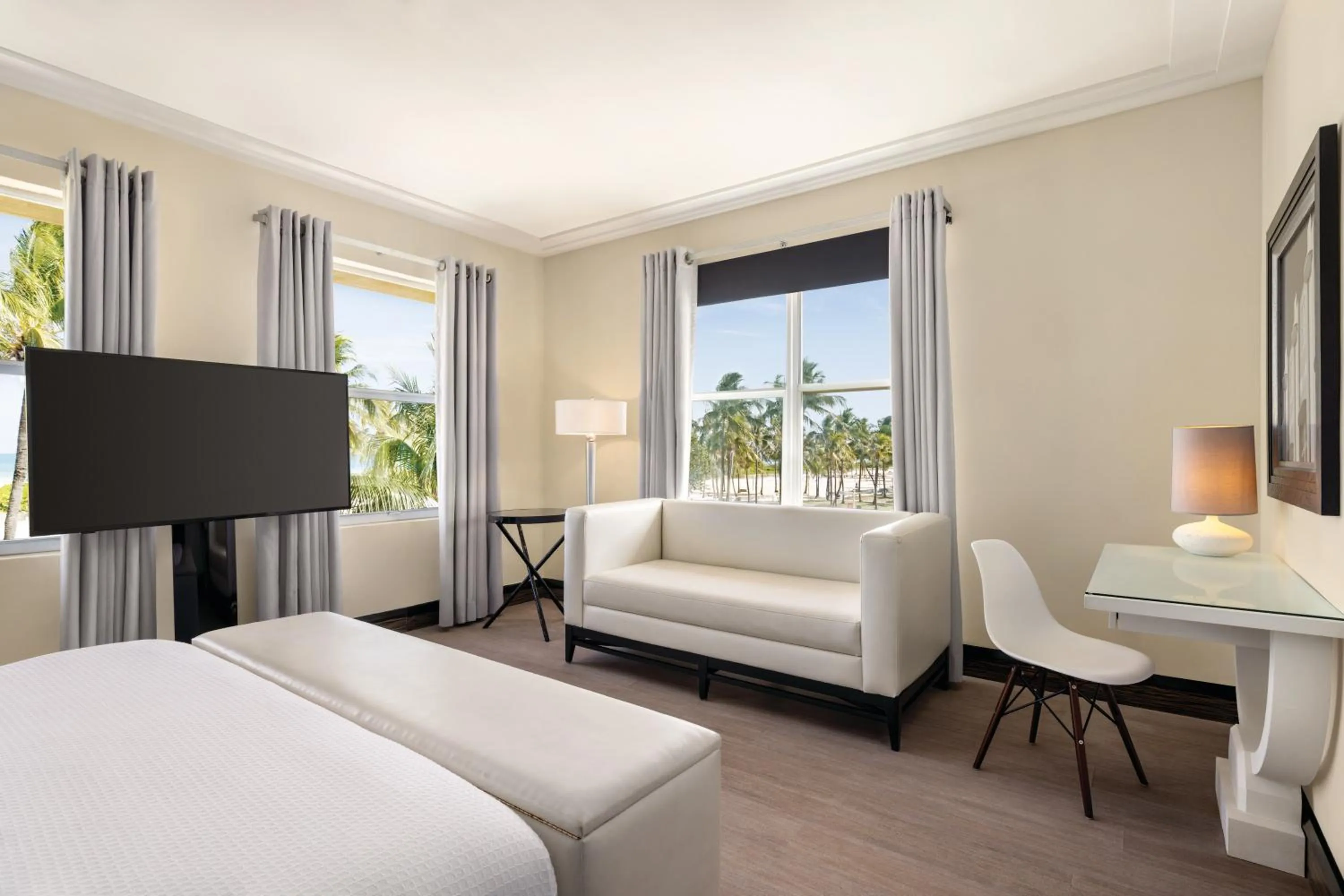 Bedroom, Bed in Waldorf Towers South Beach