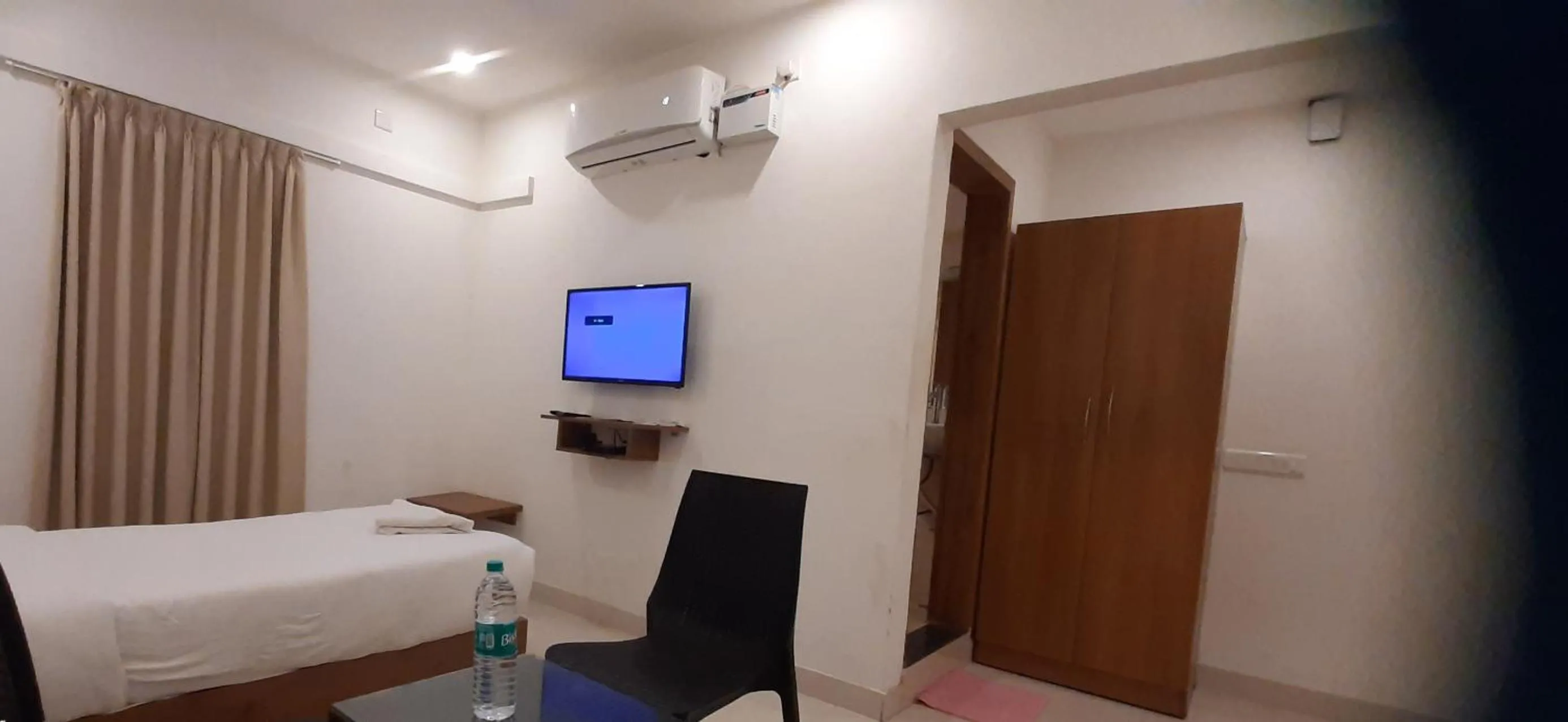 TV and multimedia, Bed in Hotel Airport City