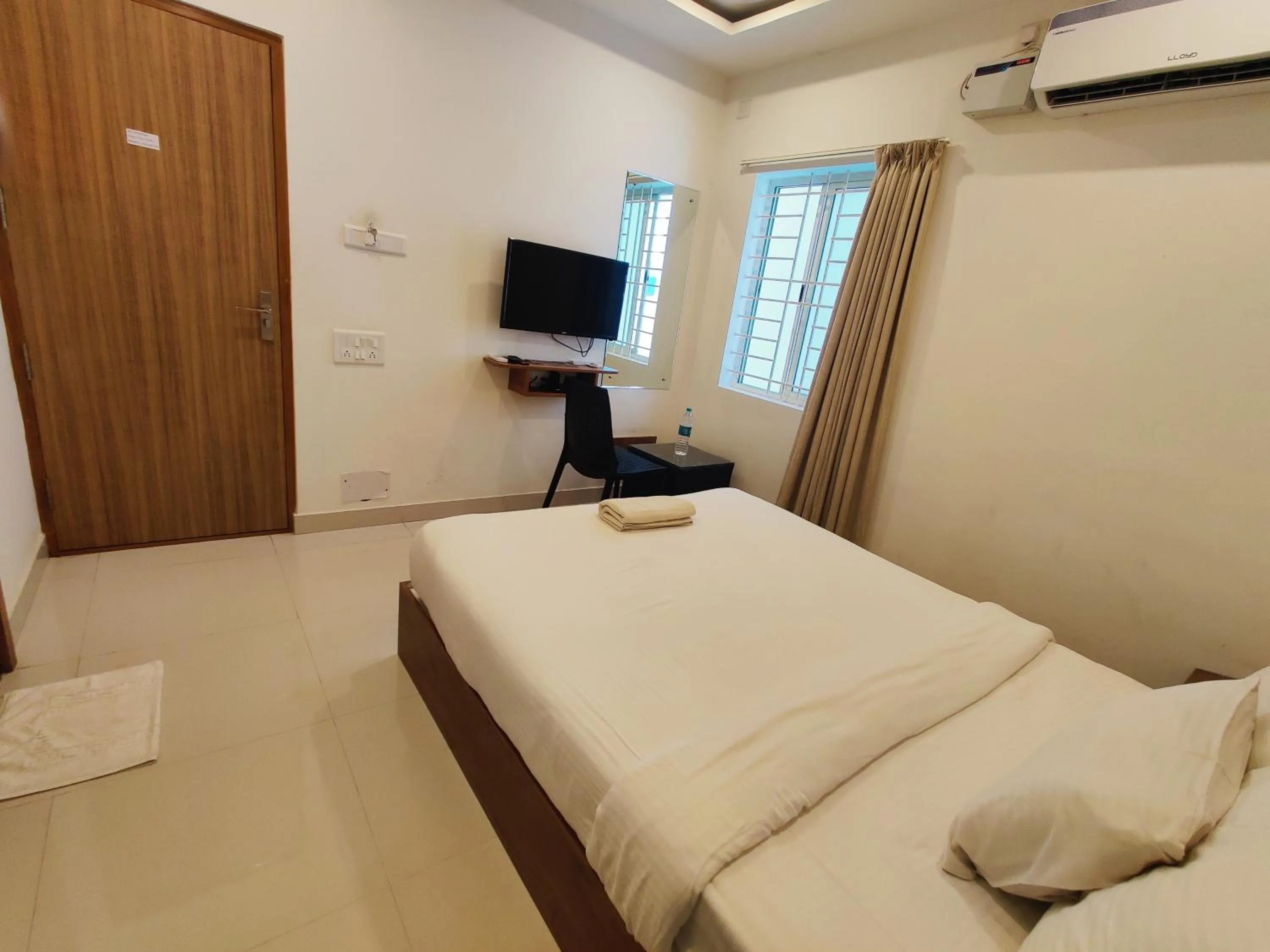 Communal lounge/ TV room, Bed in Hotel Airport City