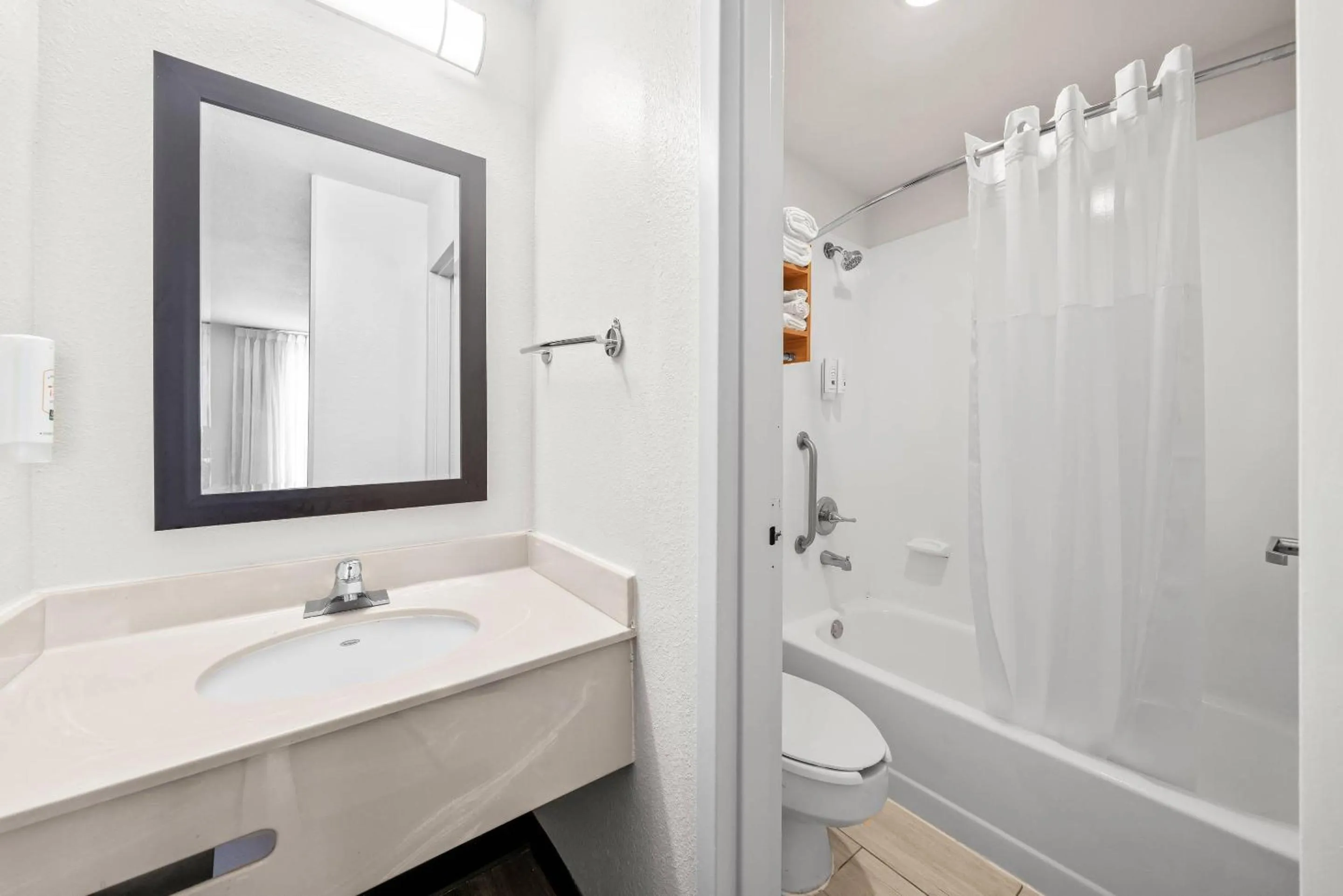 Bedroom in Quality Inn Orlando Near International Drive