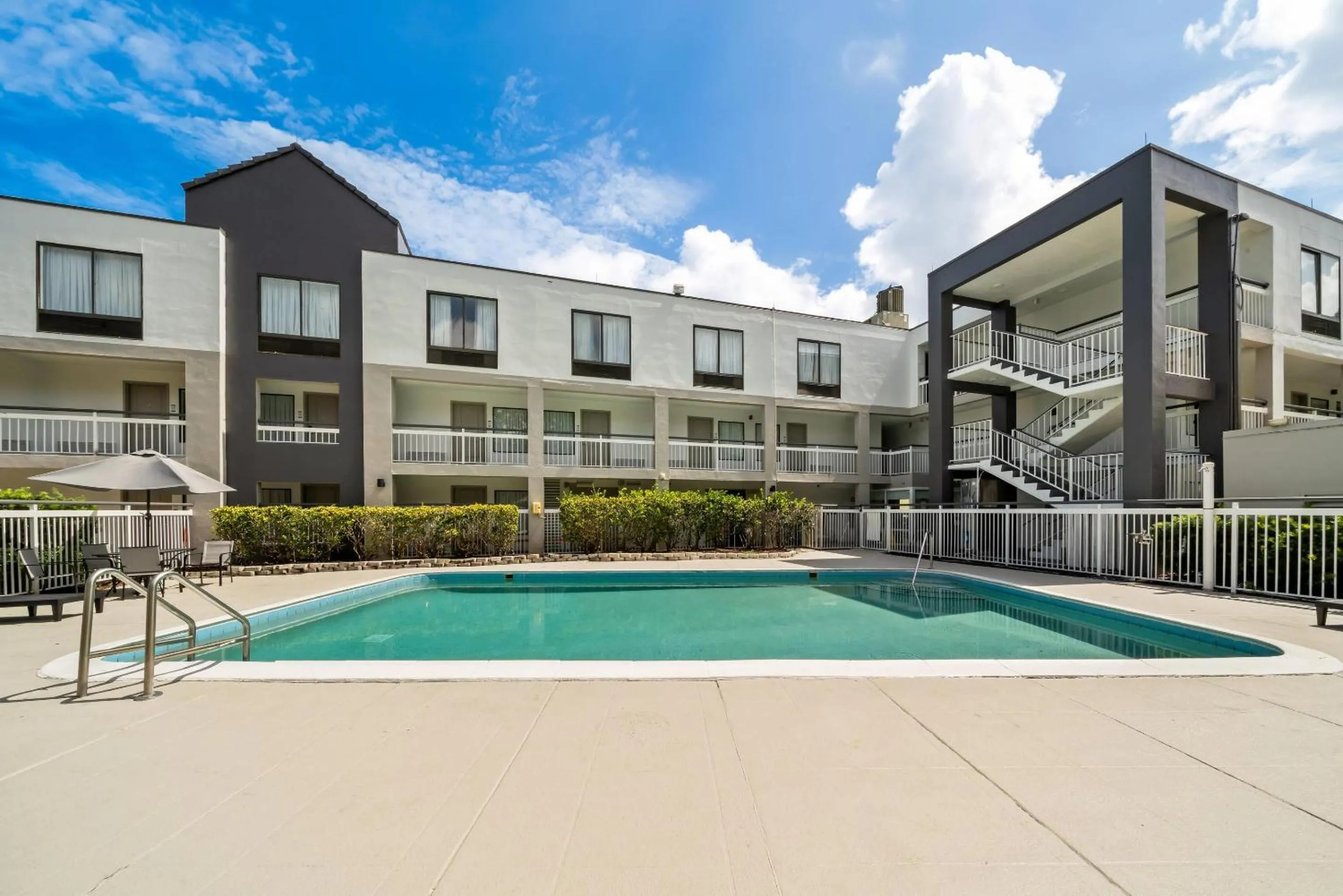 Swimming pool in Quality Inn Orlando Near International Drive