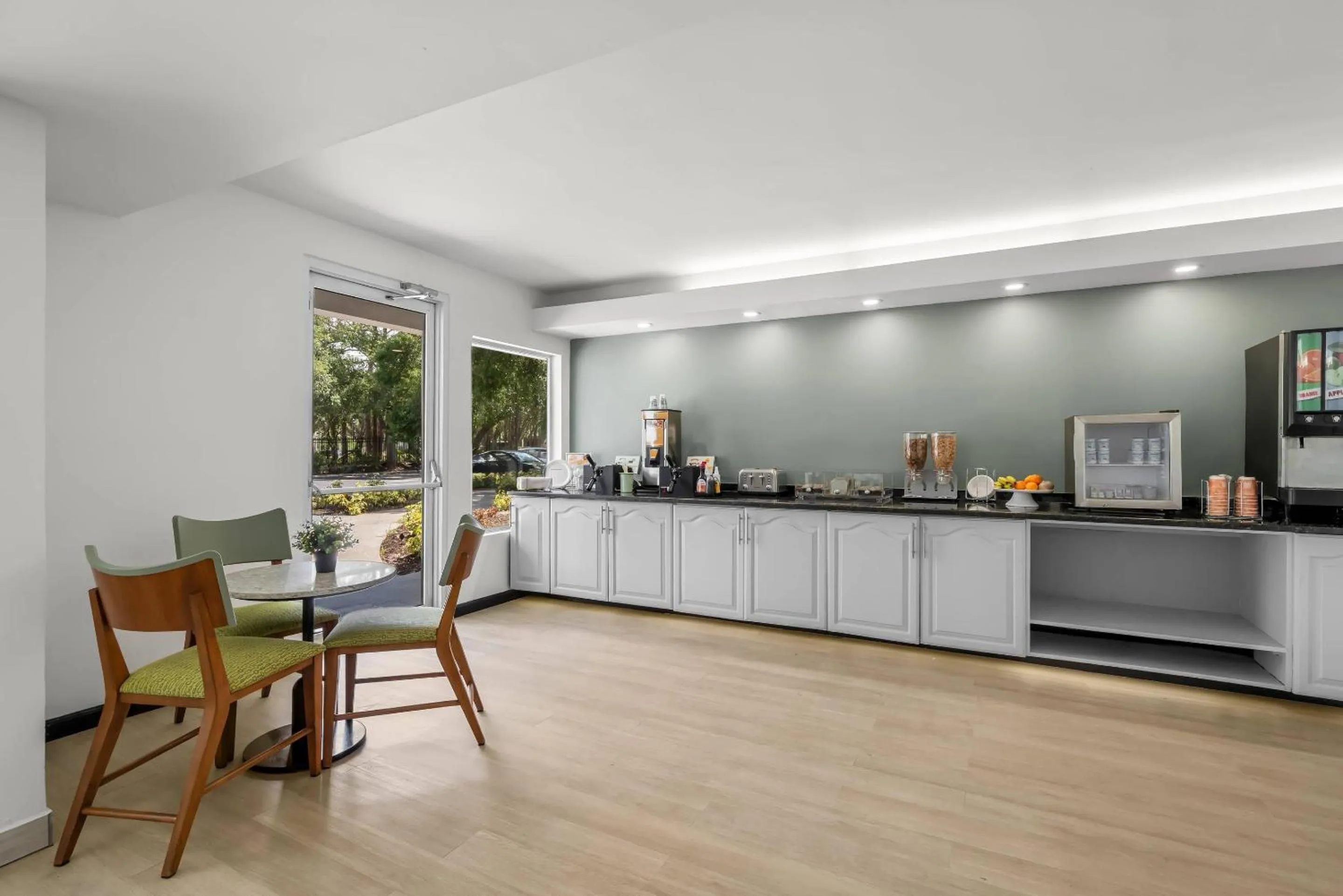 Breakfast in Quality Inn Orlando Near International Drive