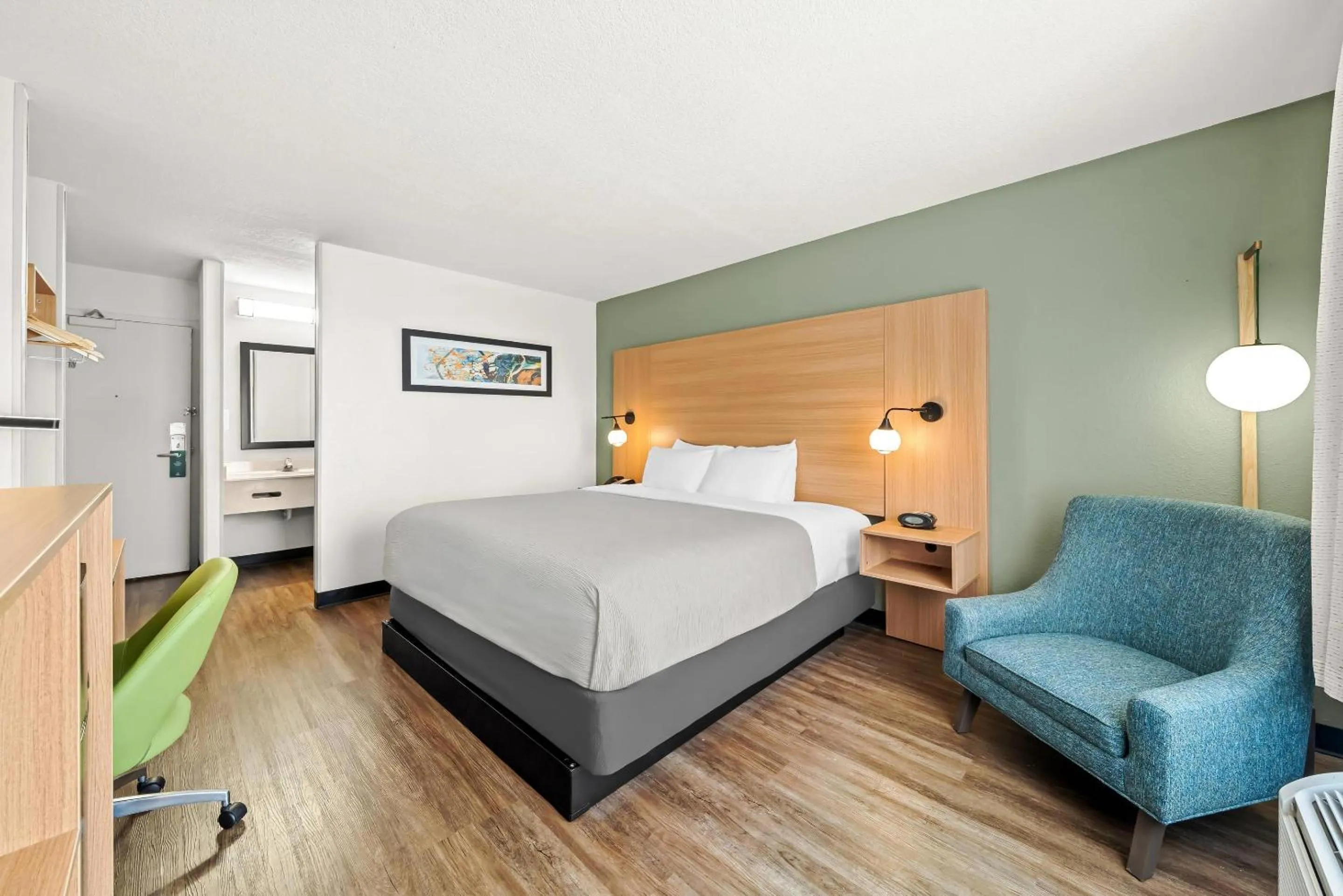 Bedroom, Bed in Quality Inn Orlando Near International Drive