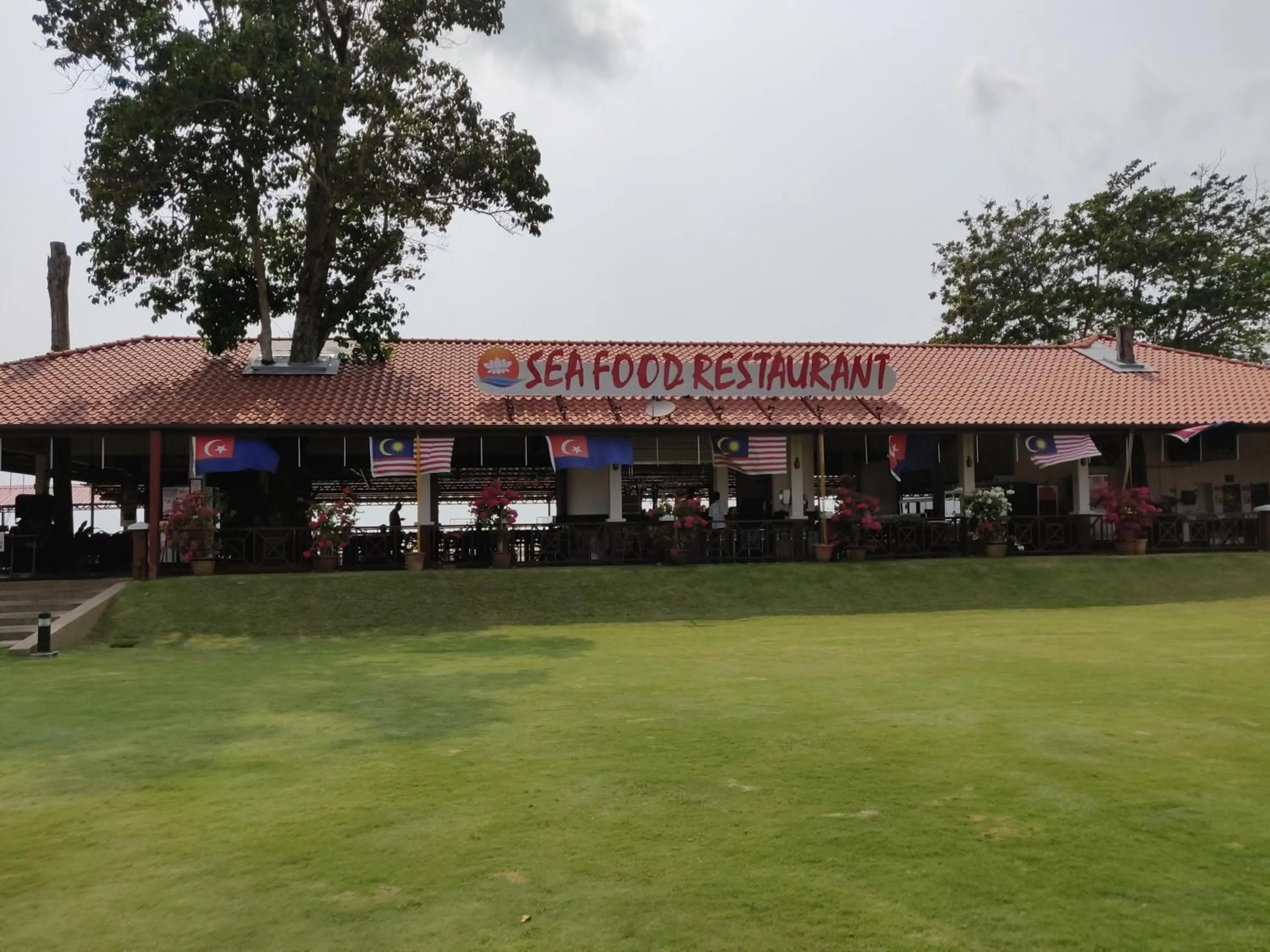 Restaurant/places to eat in D'Vista Homestay Apartments in Desaru Beach Resort