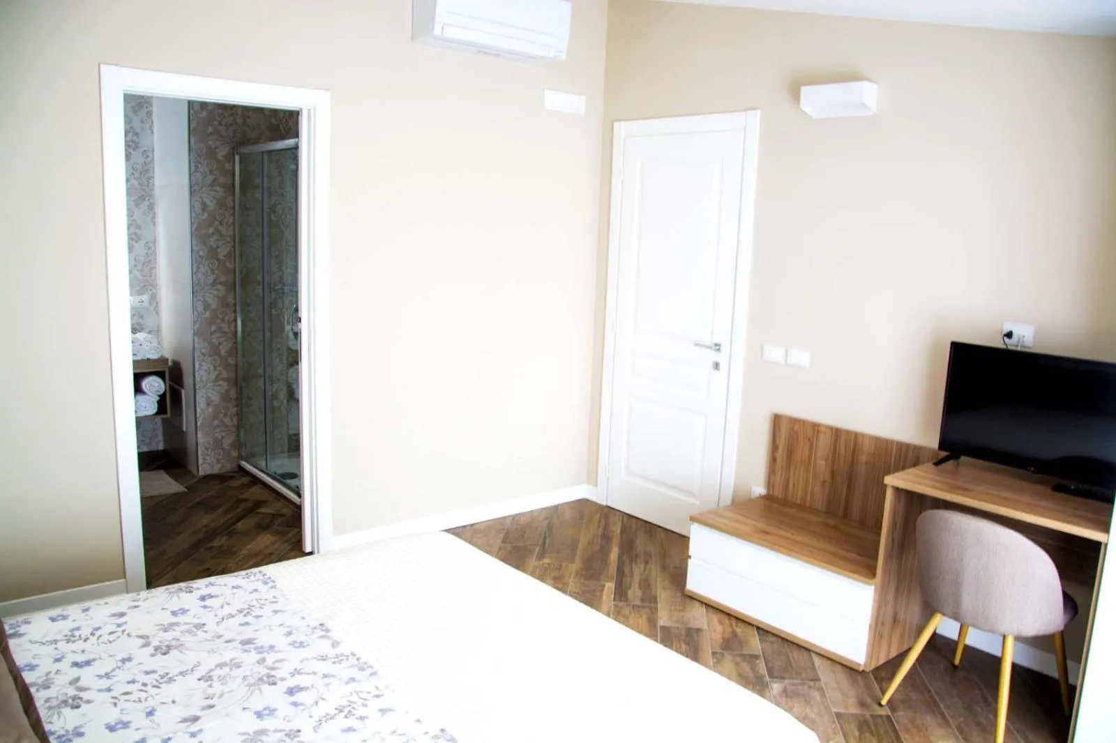 Photo of the whole room, Bed in B&B Martina