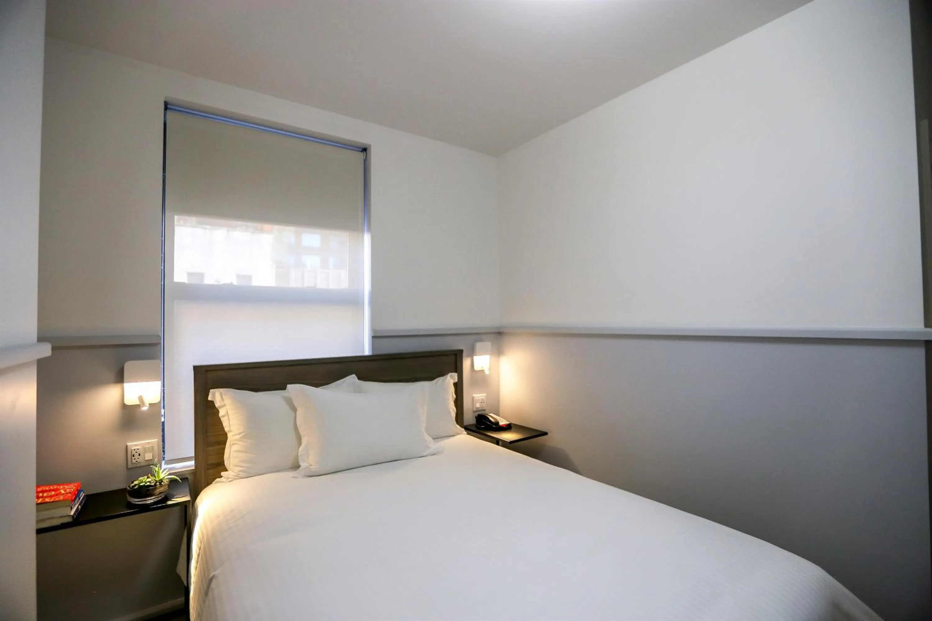 Bedroom in Washington Jefferson Hotel - Times Square North