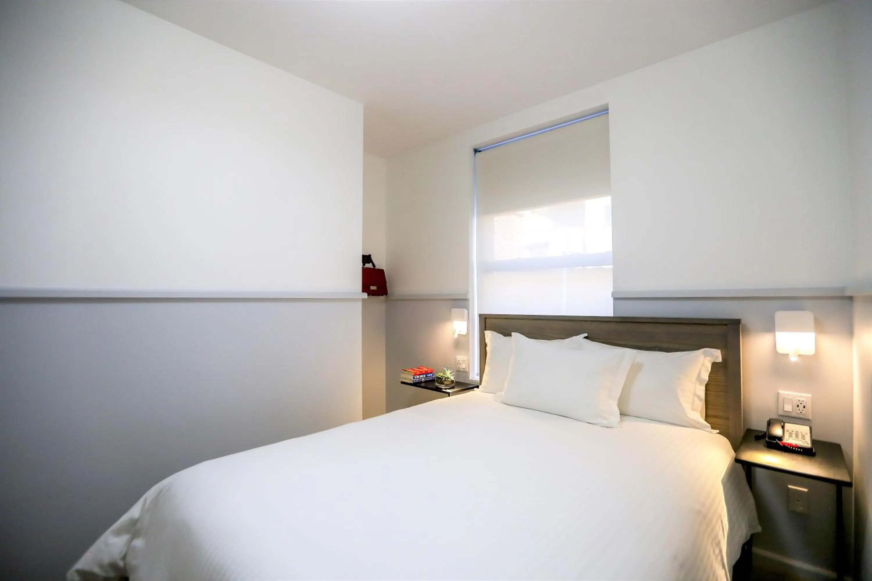 Bedroom in Washington Jefferson Hotel - Times Square North