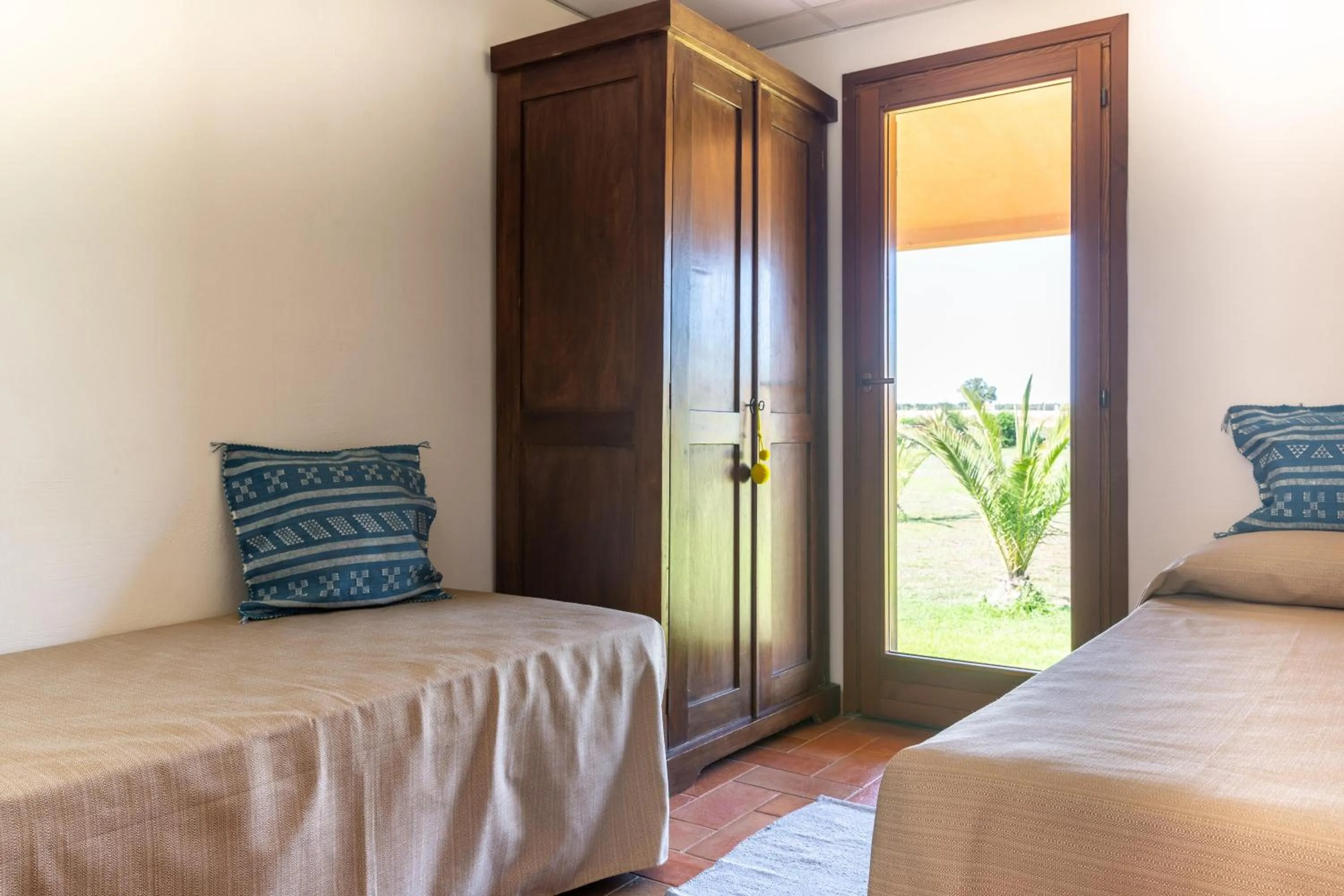 Photo of the whole room, Bed in Gitavillage California