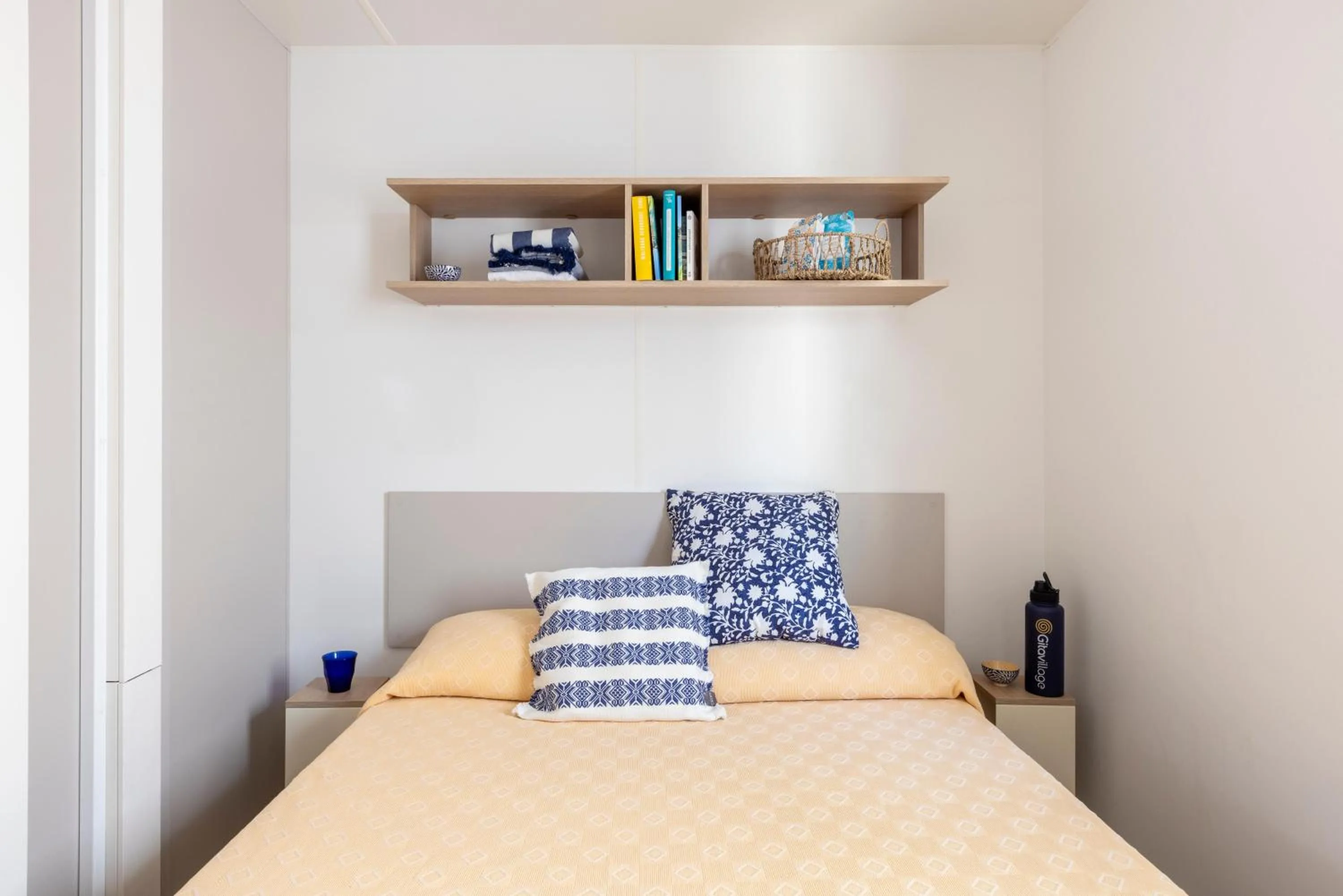 Photo of the whole room, Bed in Gitavillage California