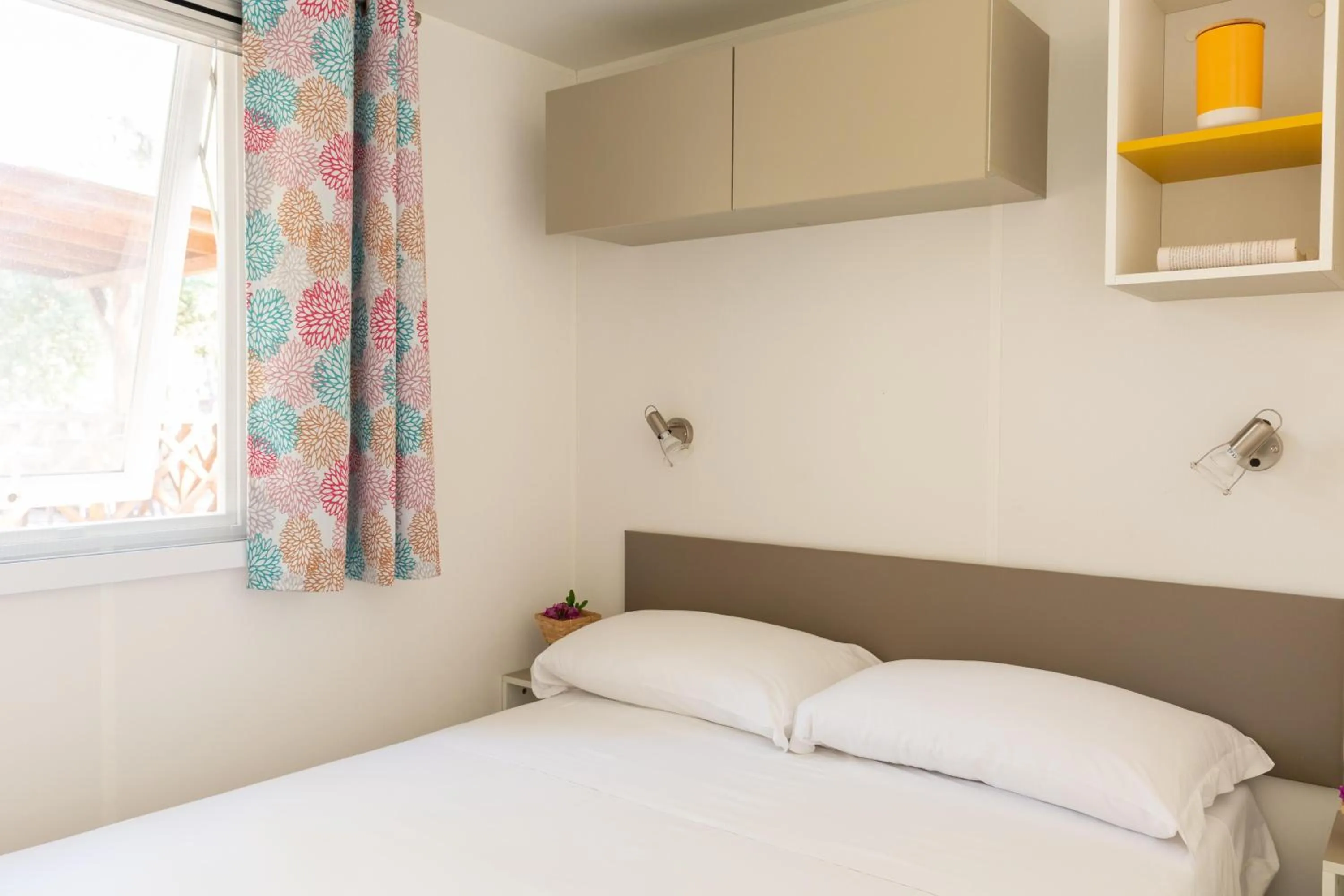 Photo of the whole room, Bed in Gitavillage California