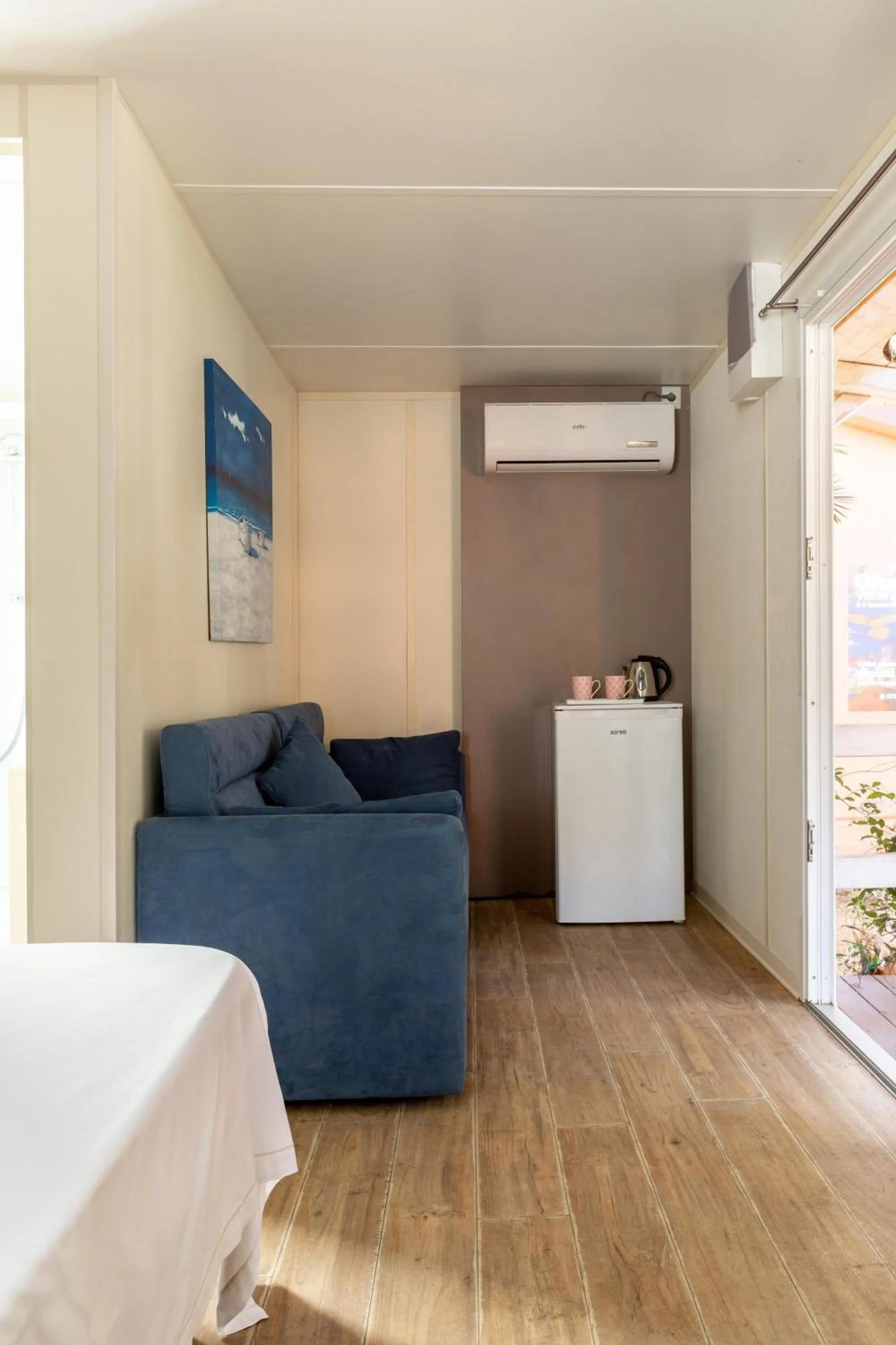 Photo of the whole room, Bed in Gitavillage California